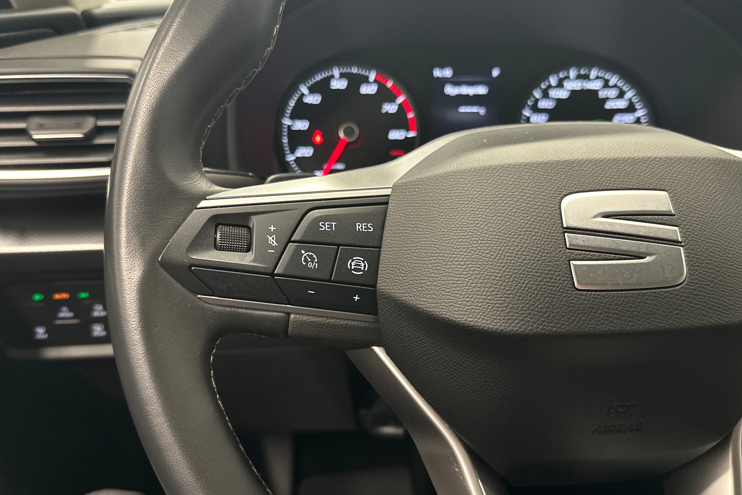 valkoinen SEAT Leon Sportstourer 2024 kuva 15.