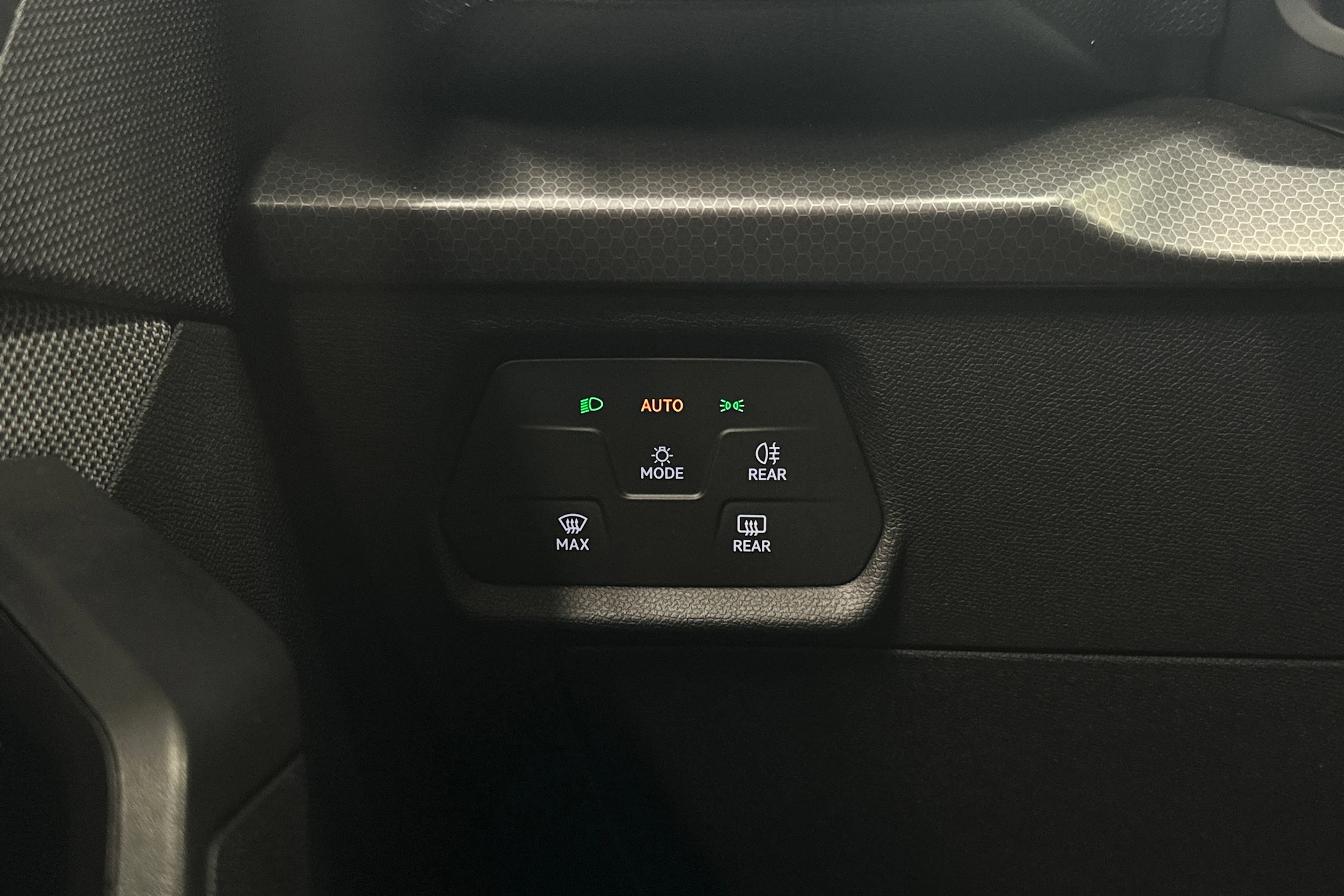 valkoinen SEAT Leon Sportstourer 2024 kuva 18.