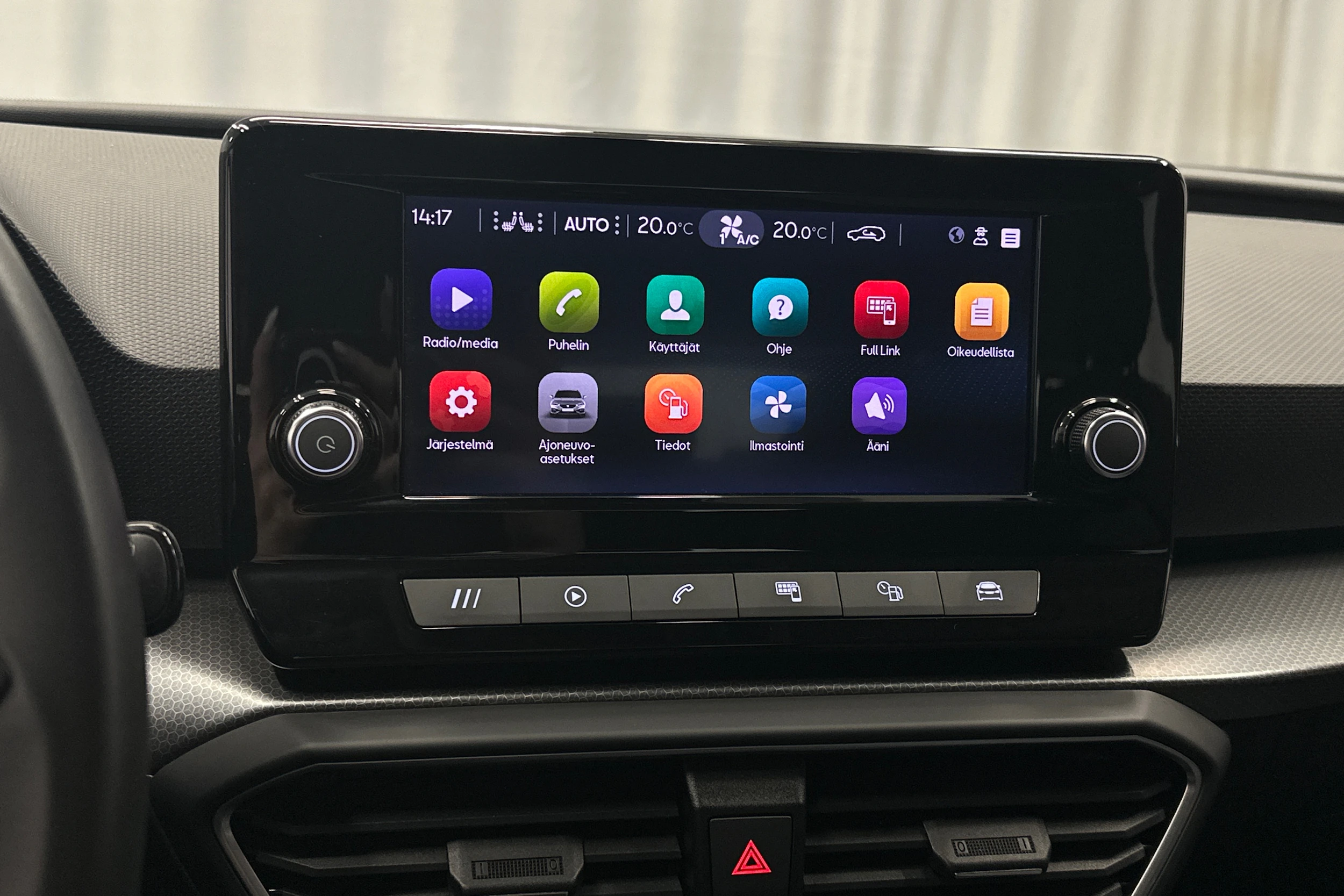 valkoinen SEAT Leon Sportstourer 2024 kuva 20.