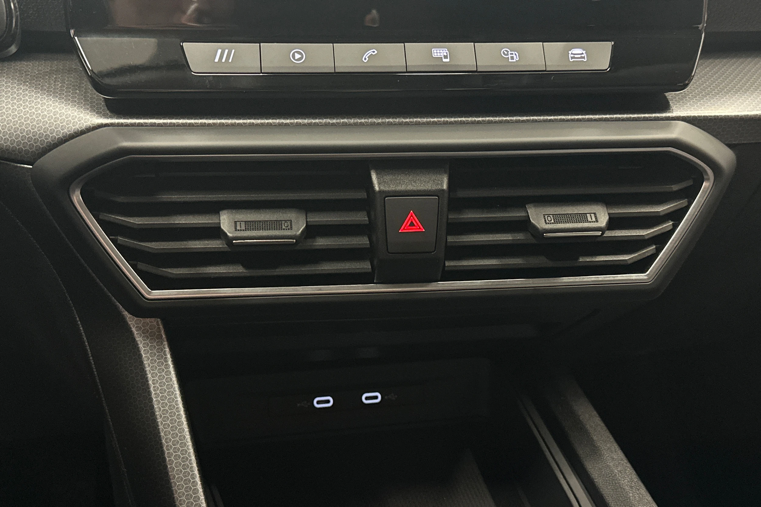 valkoinen SEAT Leon Sportstourer 2024 kuva 30.