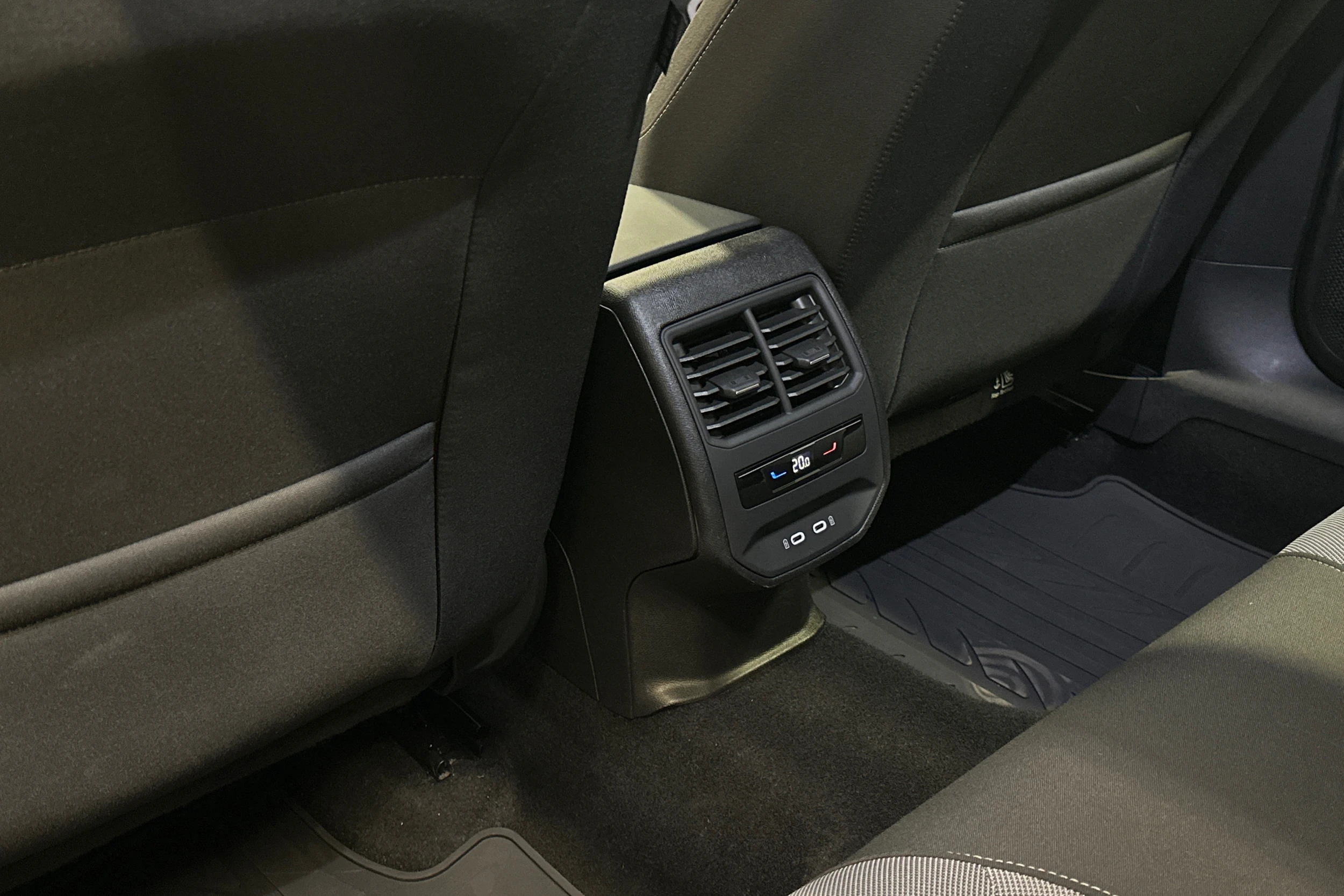 valkoinen SEAT Leon Sportstourer 2024 kuva 32.