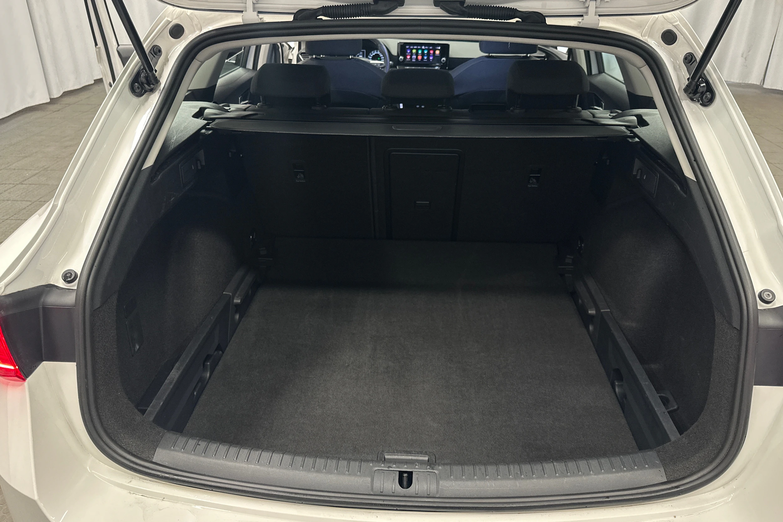 valkoinen SEAT Leon Sportstourer 2024 kuva 33.