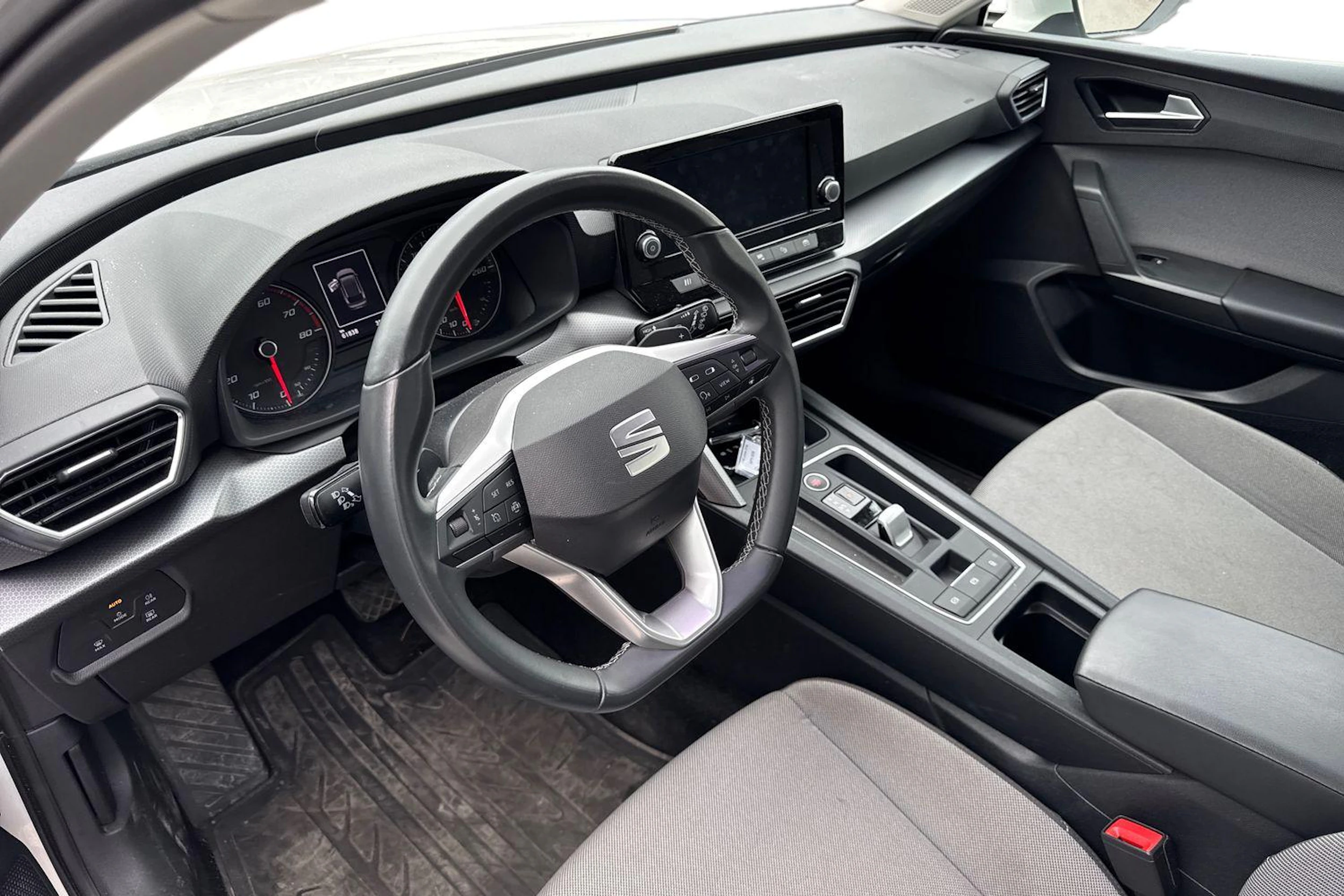 valkoinen SEAT Leon Sportstourer 2024 kuva 3.