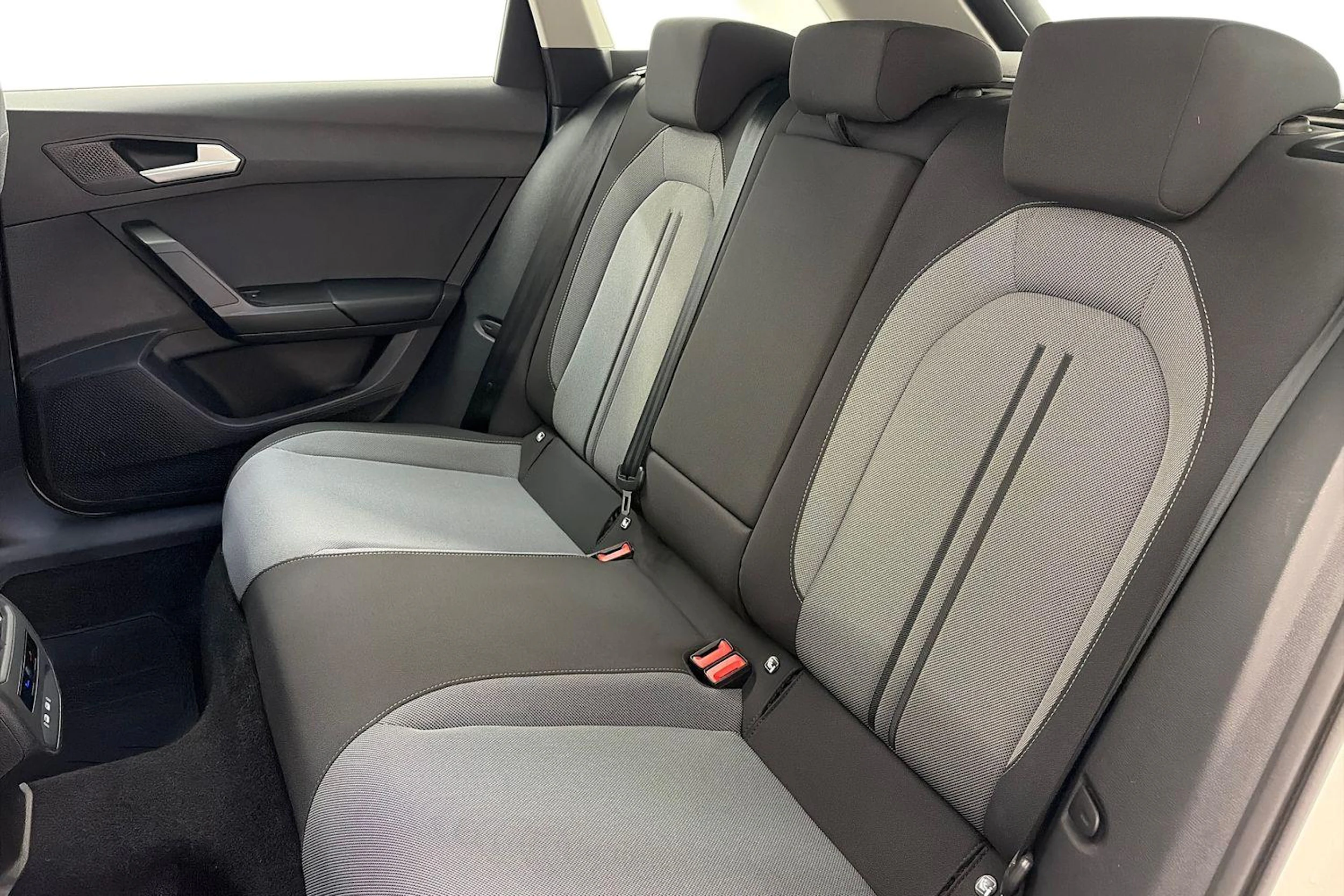 valkoinen SEAT Leon Sportstourer 2024 kuva 8.