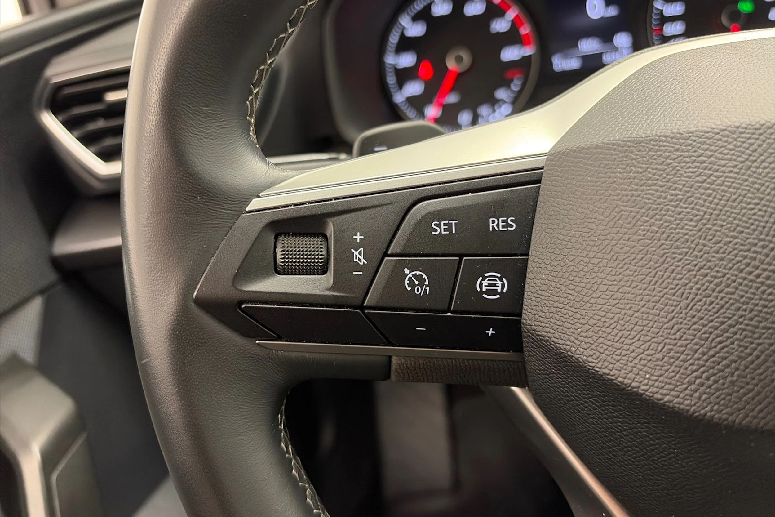 valkoinen SEAT Leon Sportstourer 2024 kuva 14.