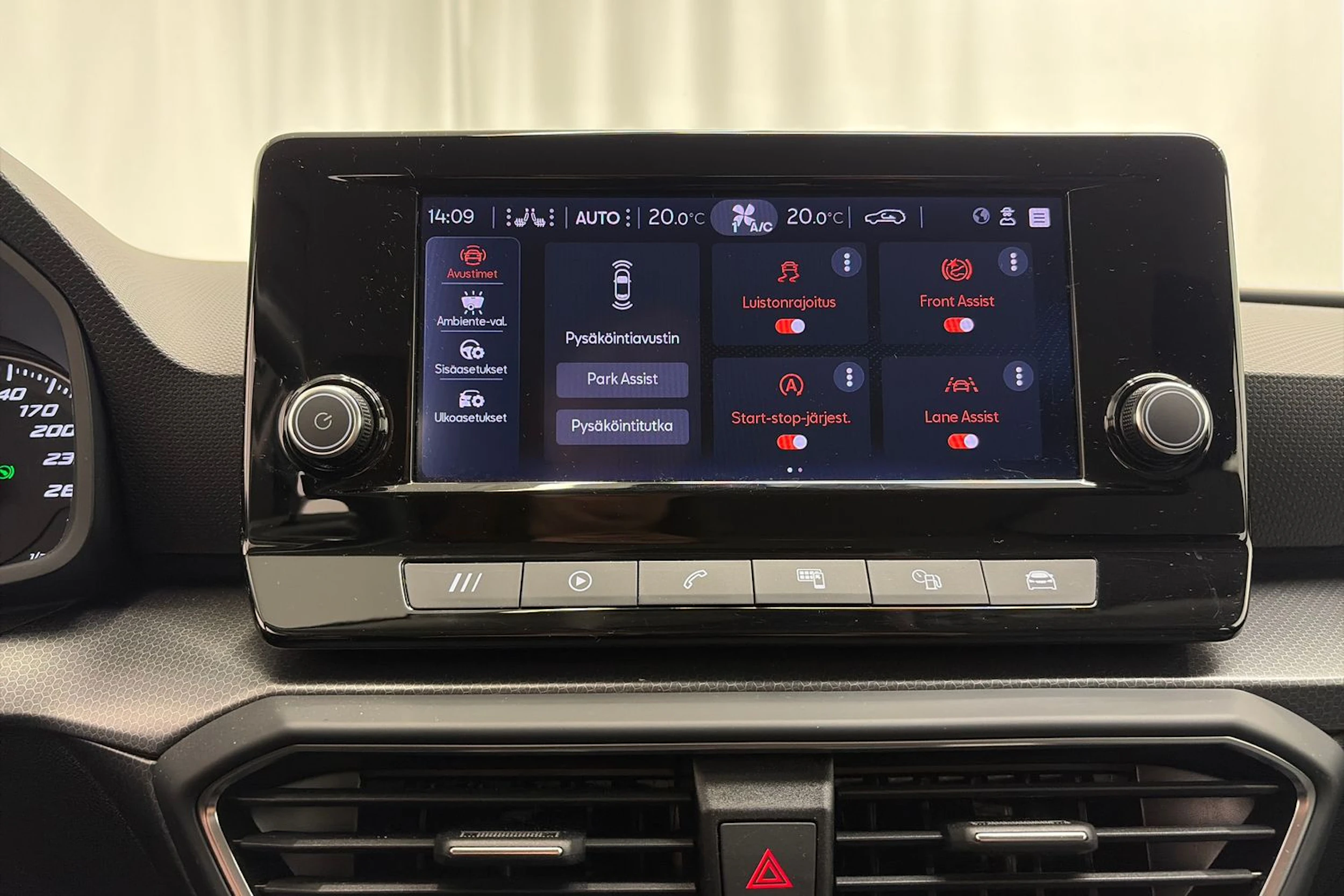 valkoinen SEAT Leon Sportstourer 2024 kuva 17.