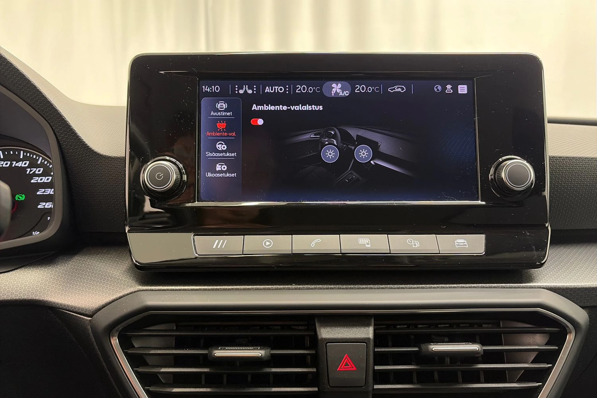 valkoinen SEAT Leon Sportstourer 2024 kuva 18.