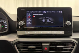 valkoinen SEAT Leon Sportstourer 2024 kuva 18.