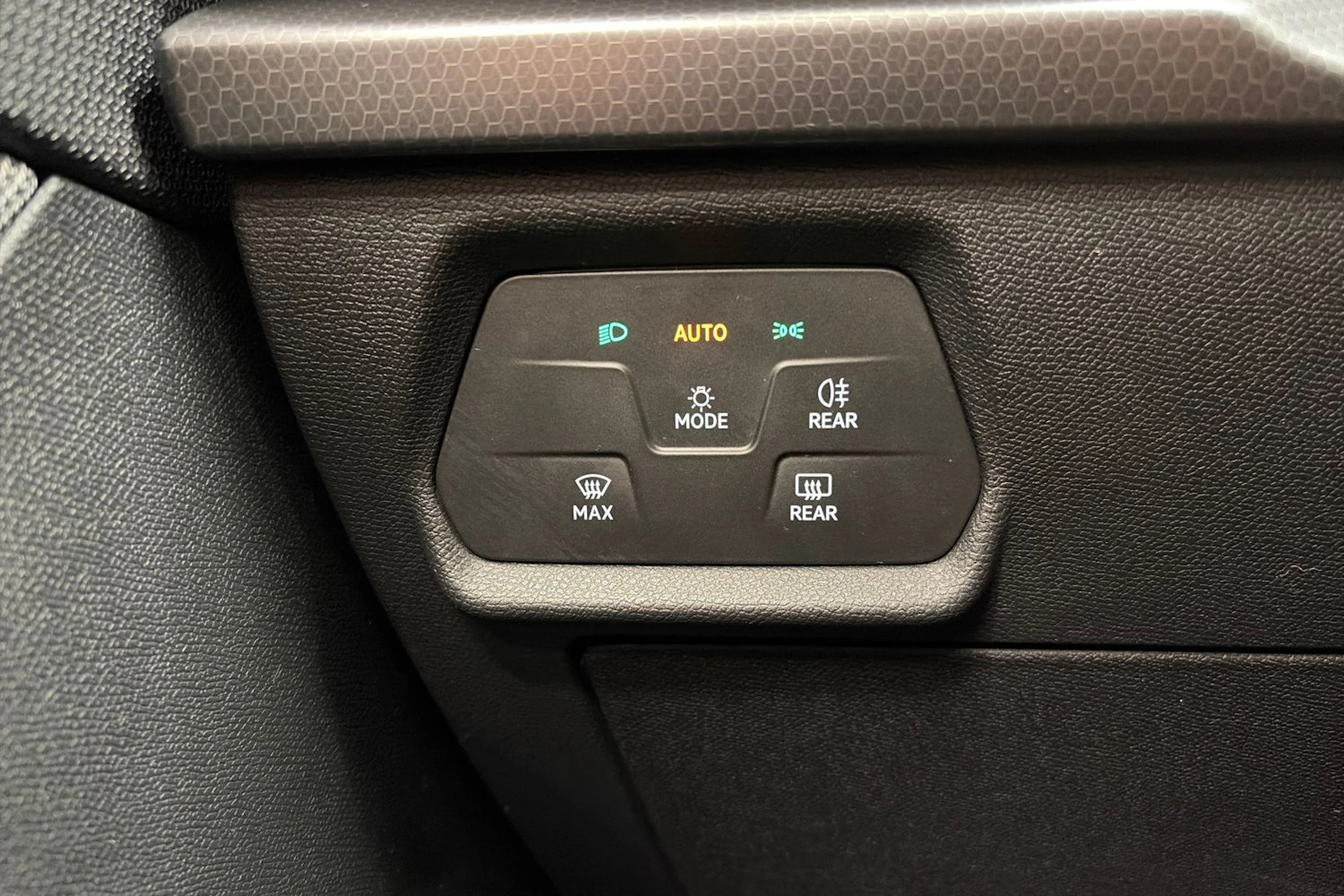 valkoinen SEAT Leon Sportstourer 2024 kuva 19.