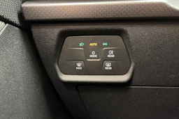 valkoinen SEAT Leon Sportstourer 2024 kuva 19.
