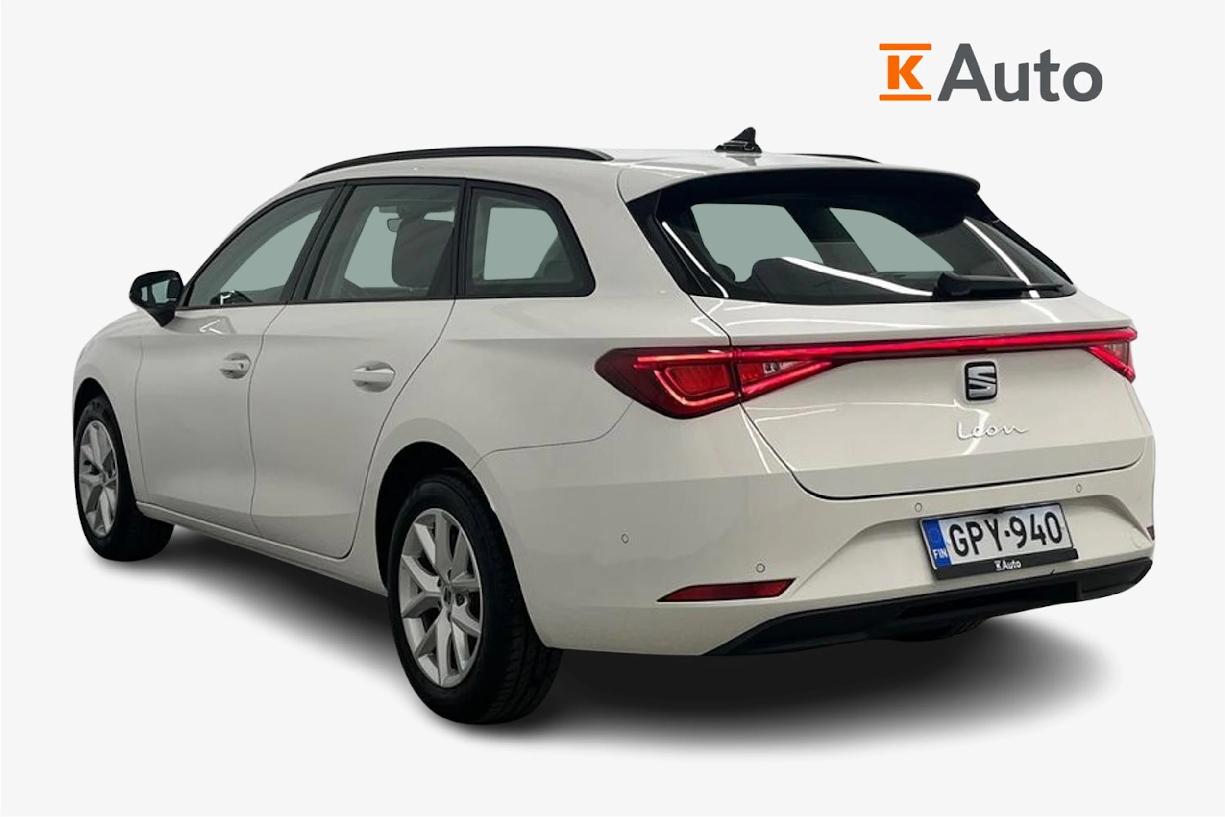 valkoinen SEAT Leon Sportstourer 2024 kuva 2.