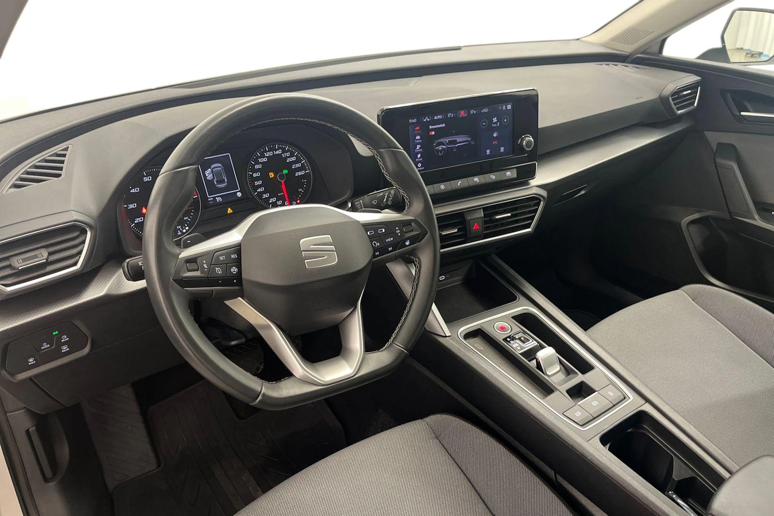 valkoinen SEAT Leon Sportstourer 2024 kuva 6.