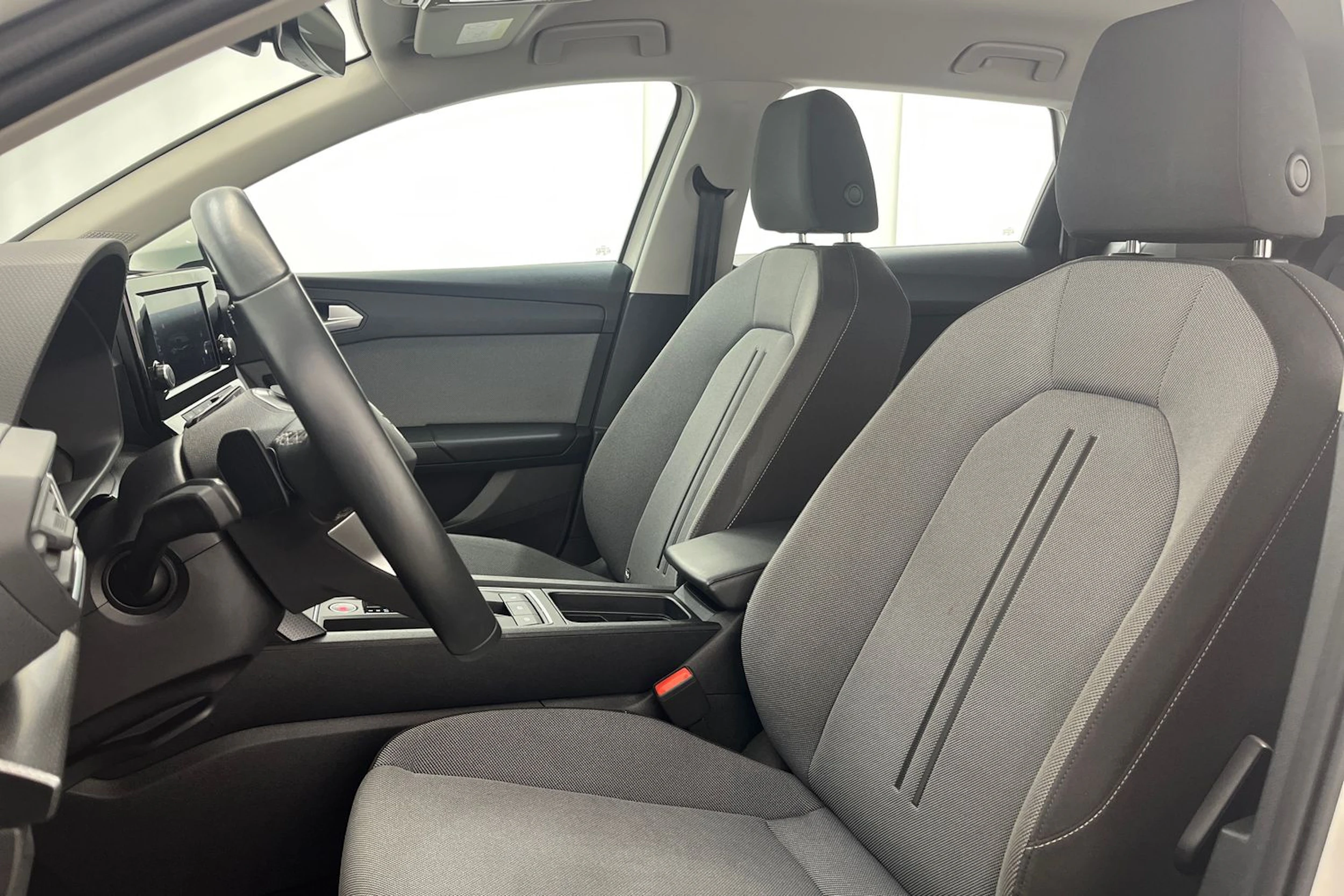 valkoinen SEAT Leon Sportstourer 2024 kuva 11.