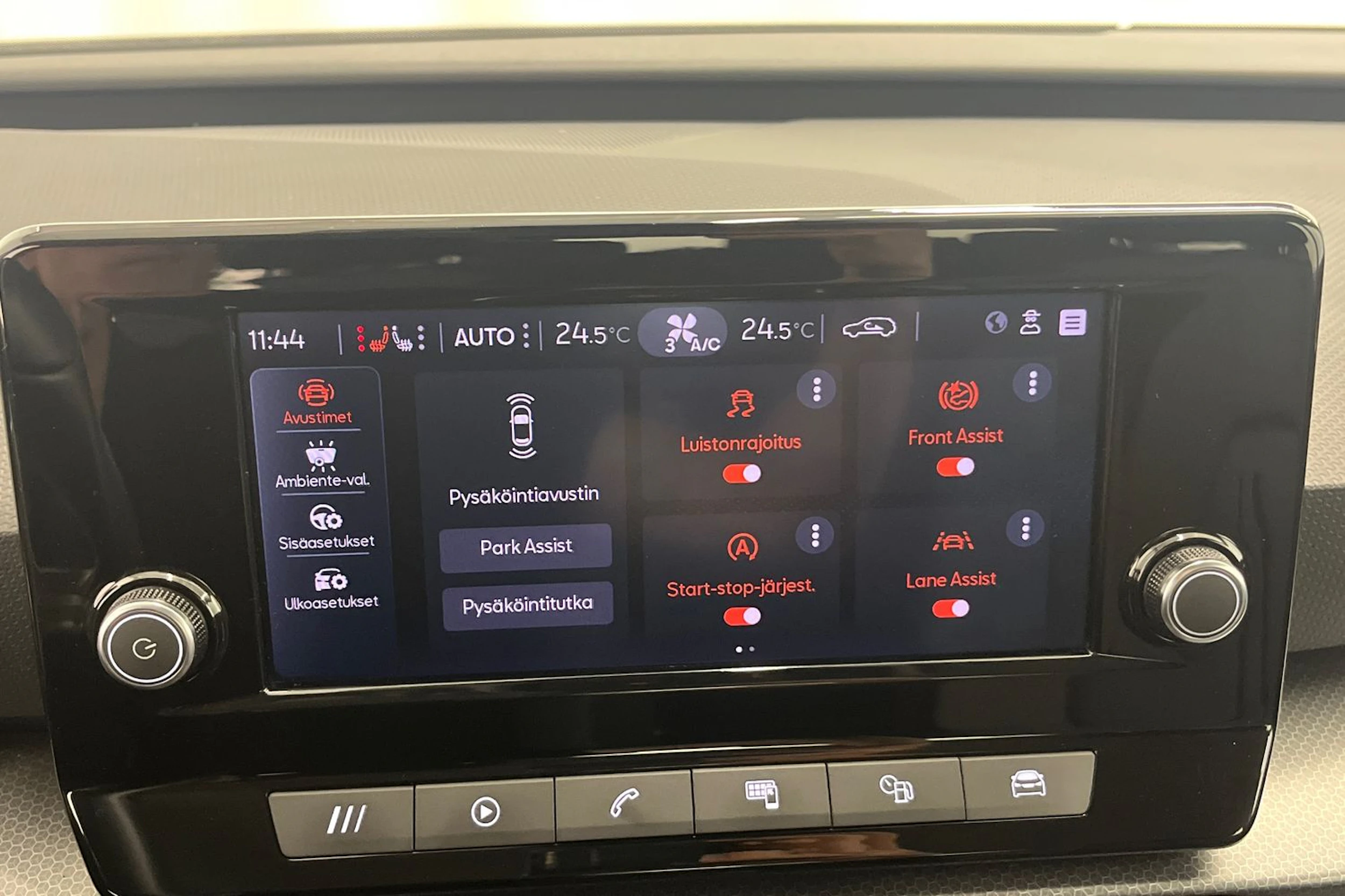 valkoinen SEAT Leon Sportstourer 2024 kuva 18.