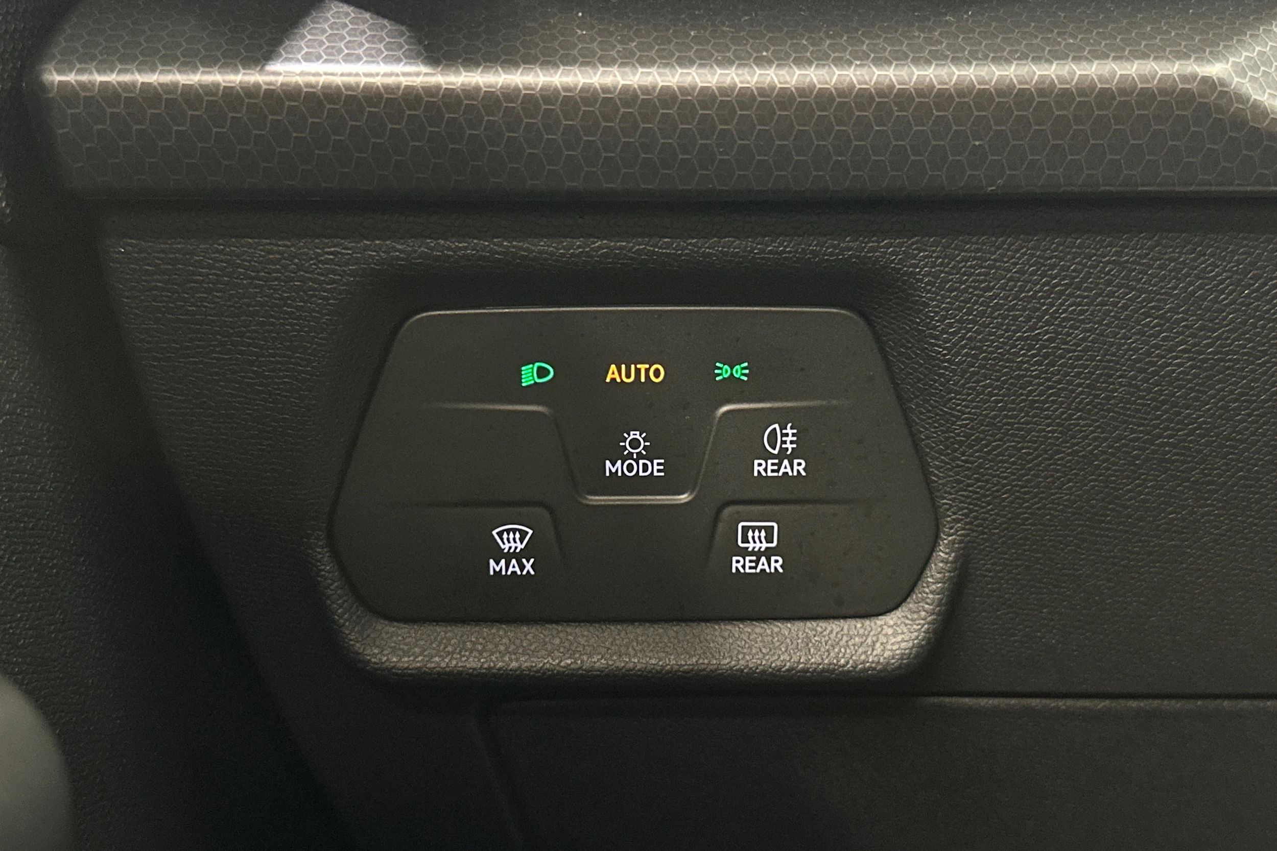 valkoinen SEAT Leon Sportstourer 2024 kuva 21.