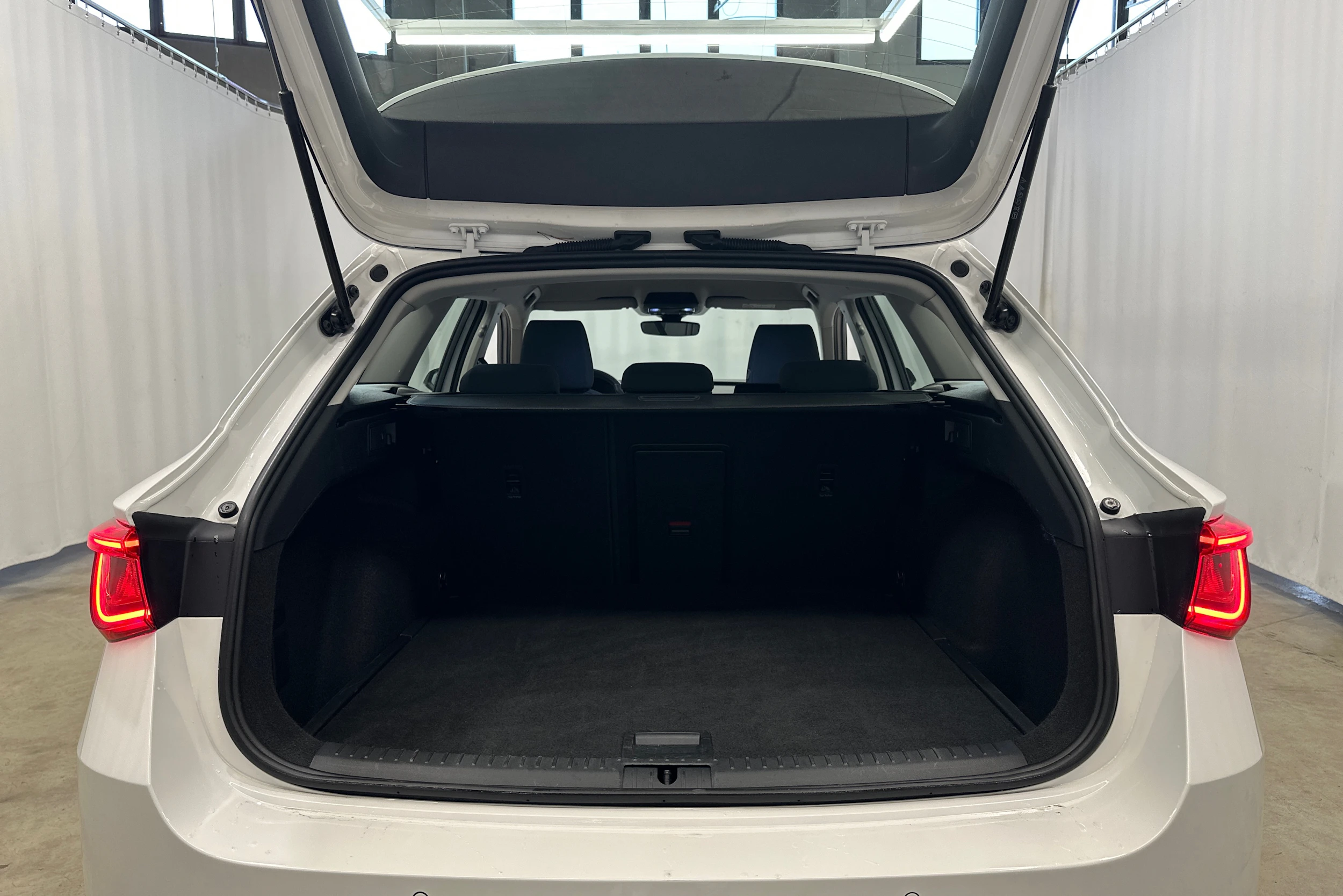 valkoinen SEAT Leon Sportstourer 2024 kuva 24.