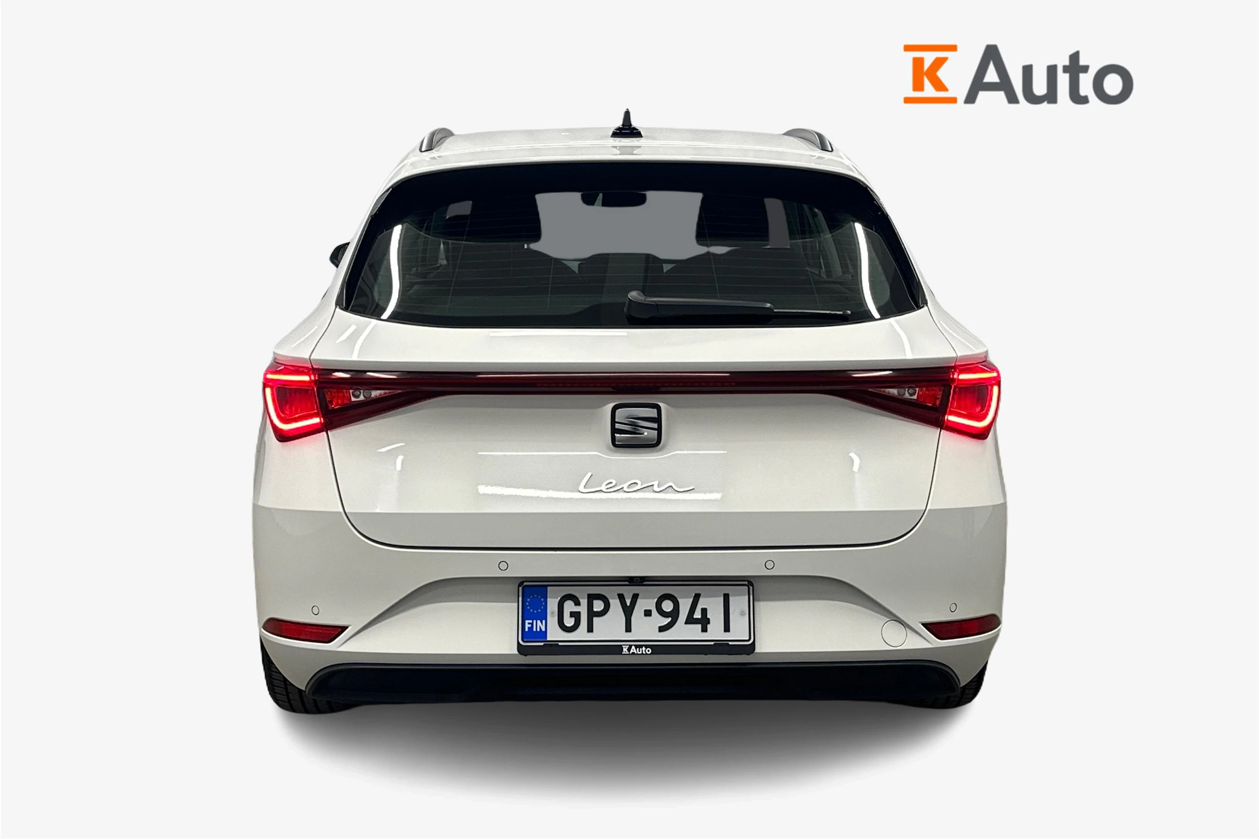 valkoinen SEAT Leon Sportstourer 2024 kuva 4.