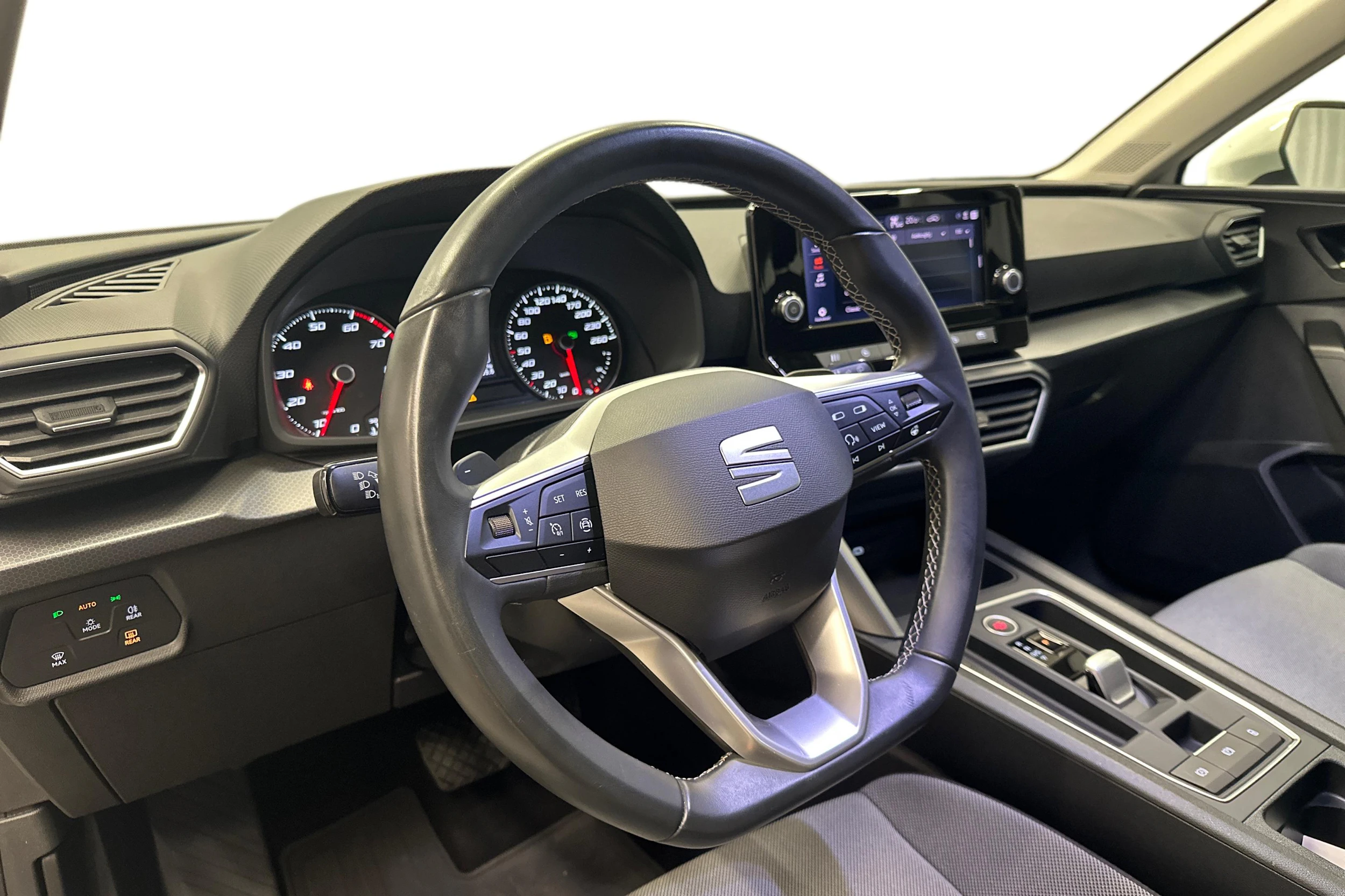 valkoinen SEAT Leon Sportstourer 2024 kuva 8.