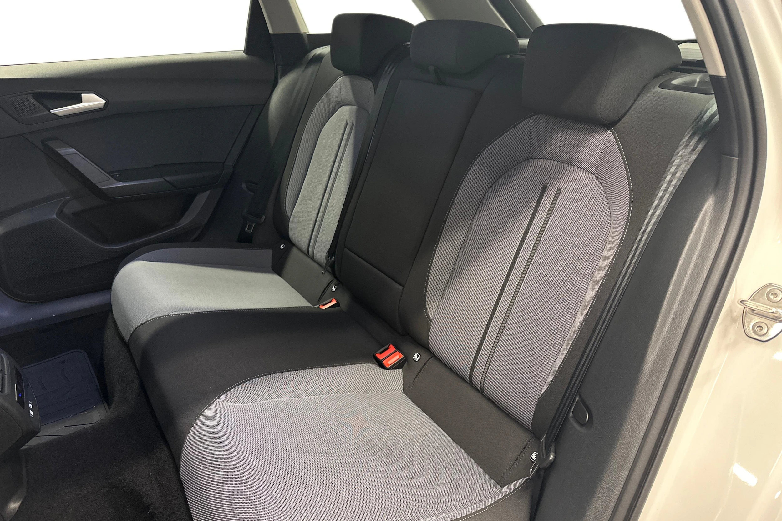 valkoinen SEAT Leon Sportstourer 2024 kuva 11.