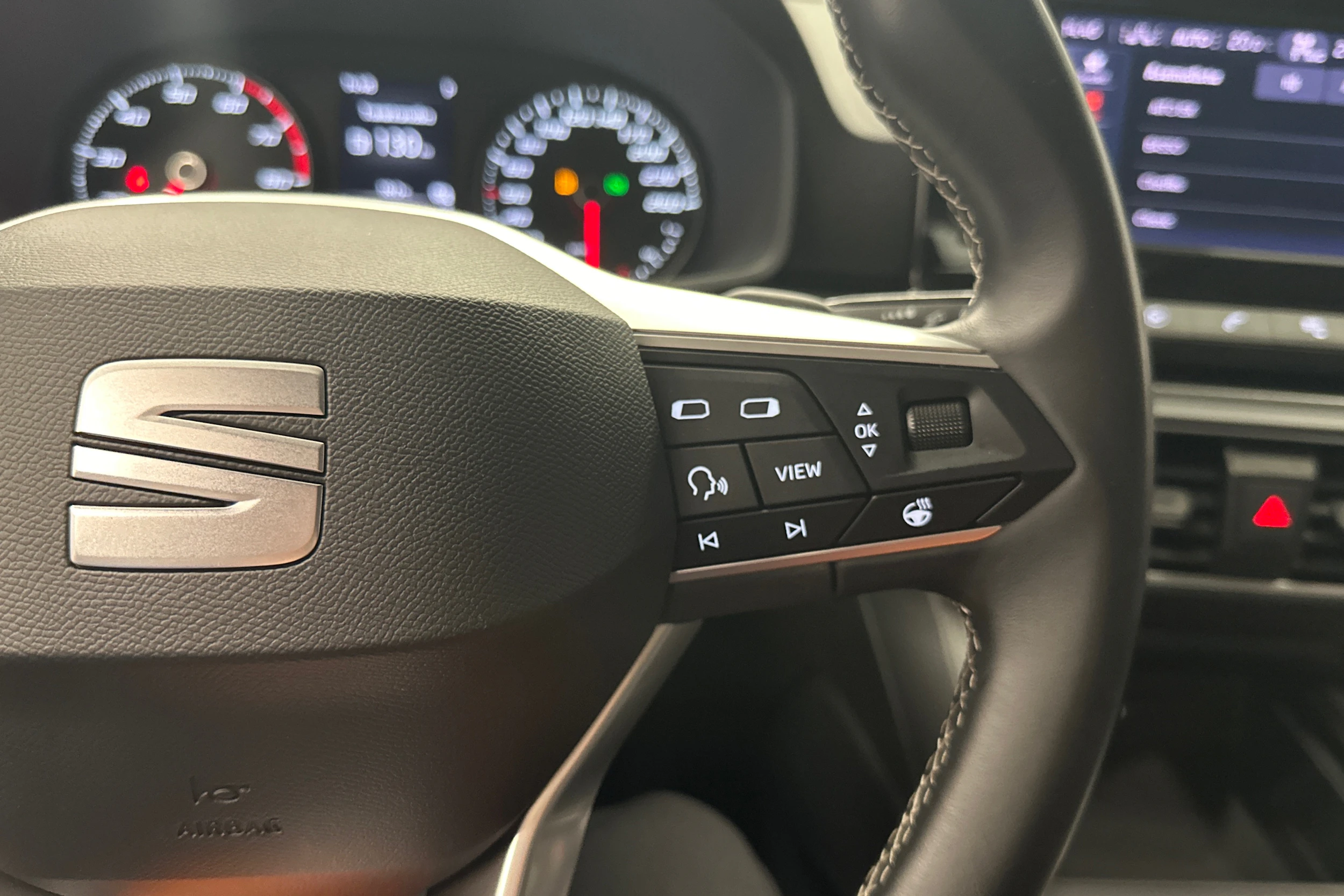 valkoinen SEAT Leon Sportstourer 2024 kuva 16.