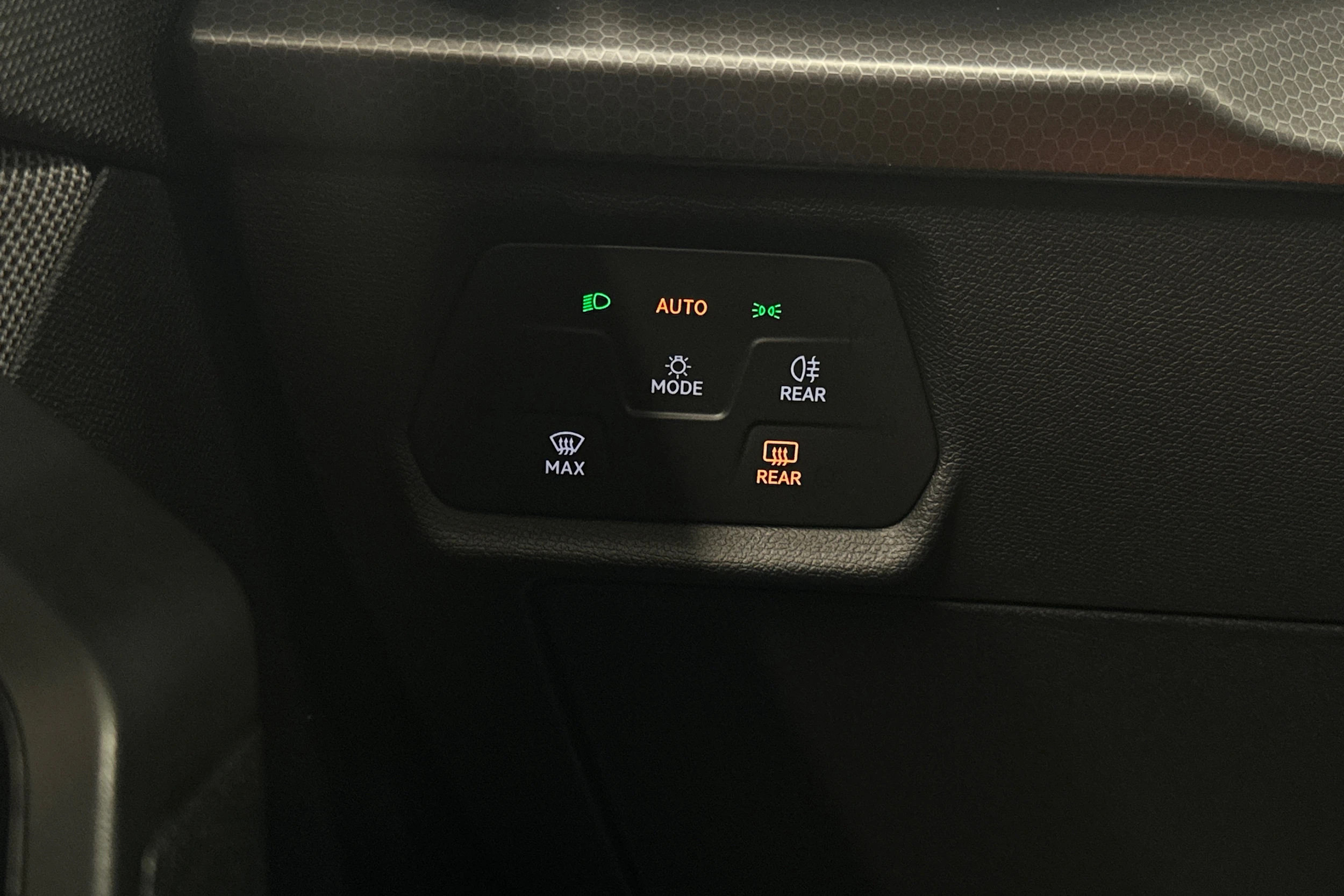valkoinen SEAT Leon Sportstourer 2024 kuva 18.