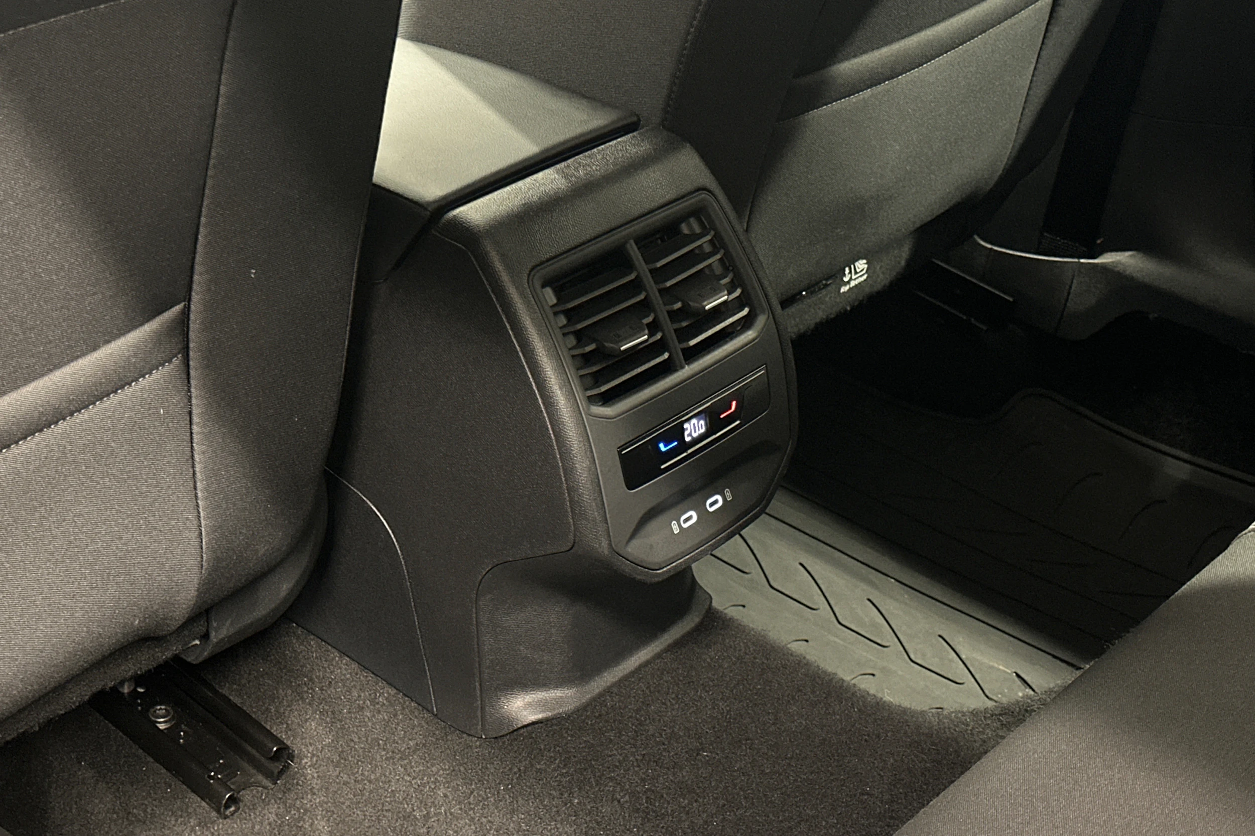 valkoinen SEAT Leon Sportstourer 2024 kuva 31.
