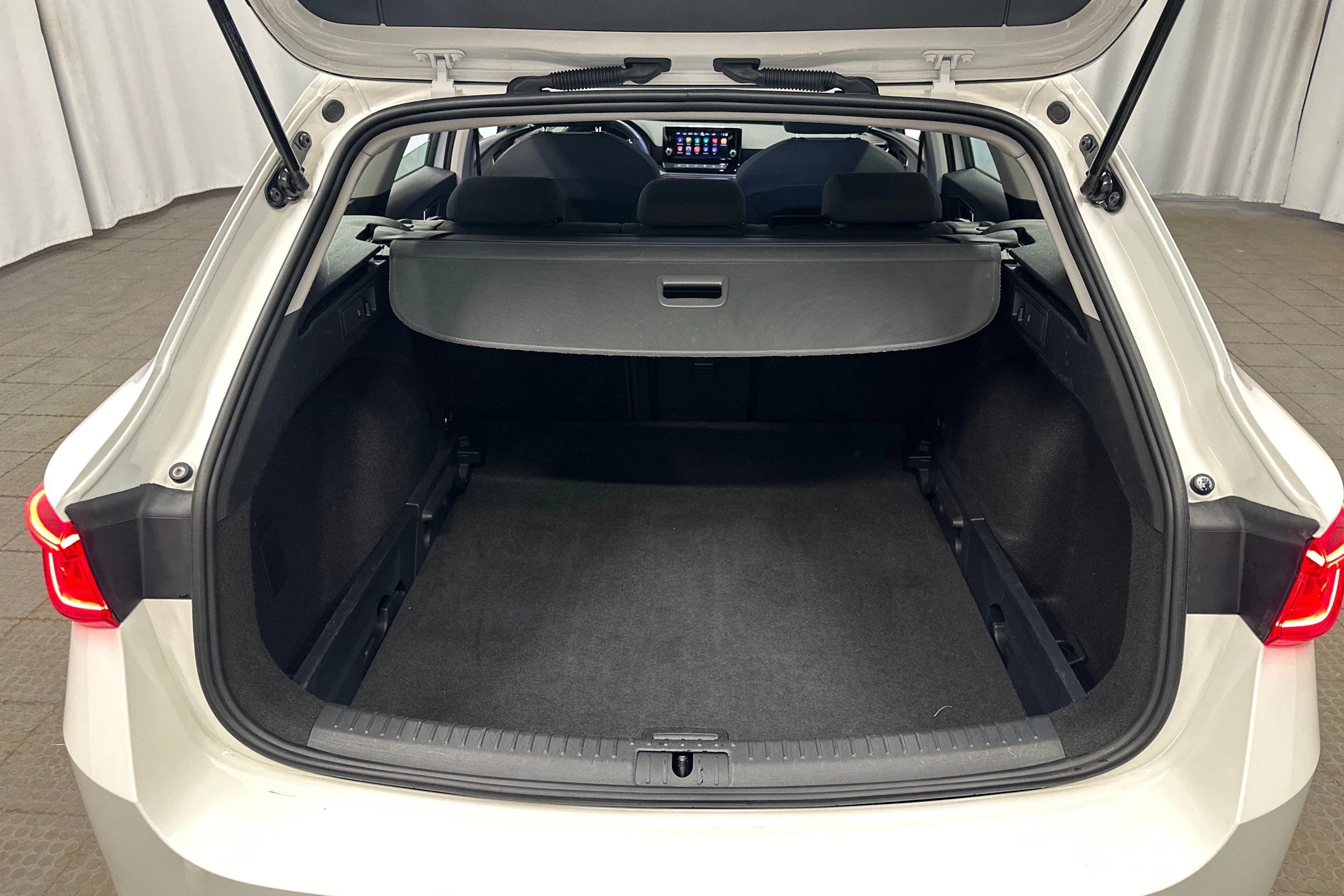 valkoinen SEAT Leon Sportstourer 2024 kuva 32.