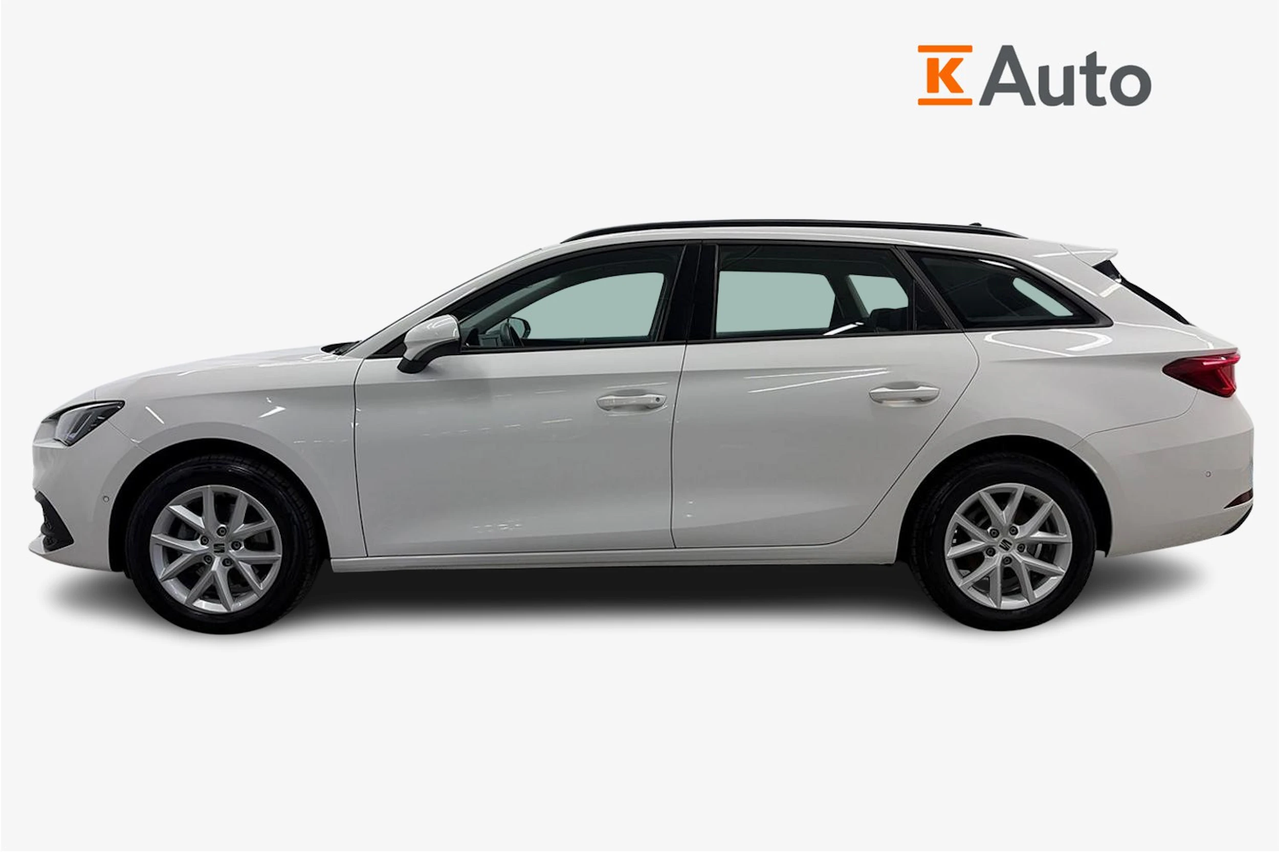valkoinen SEAT Leon Sportstourer 2024 kuva 5.