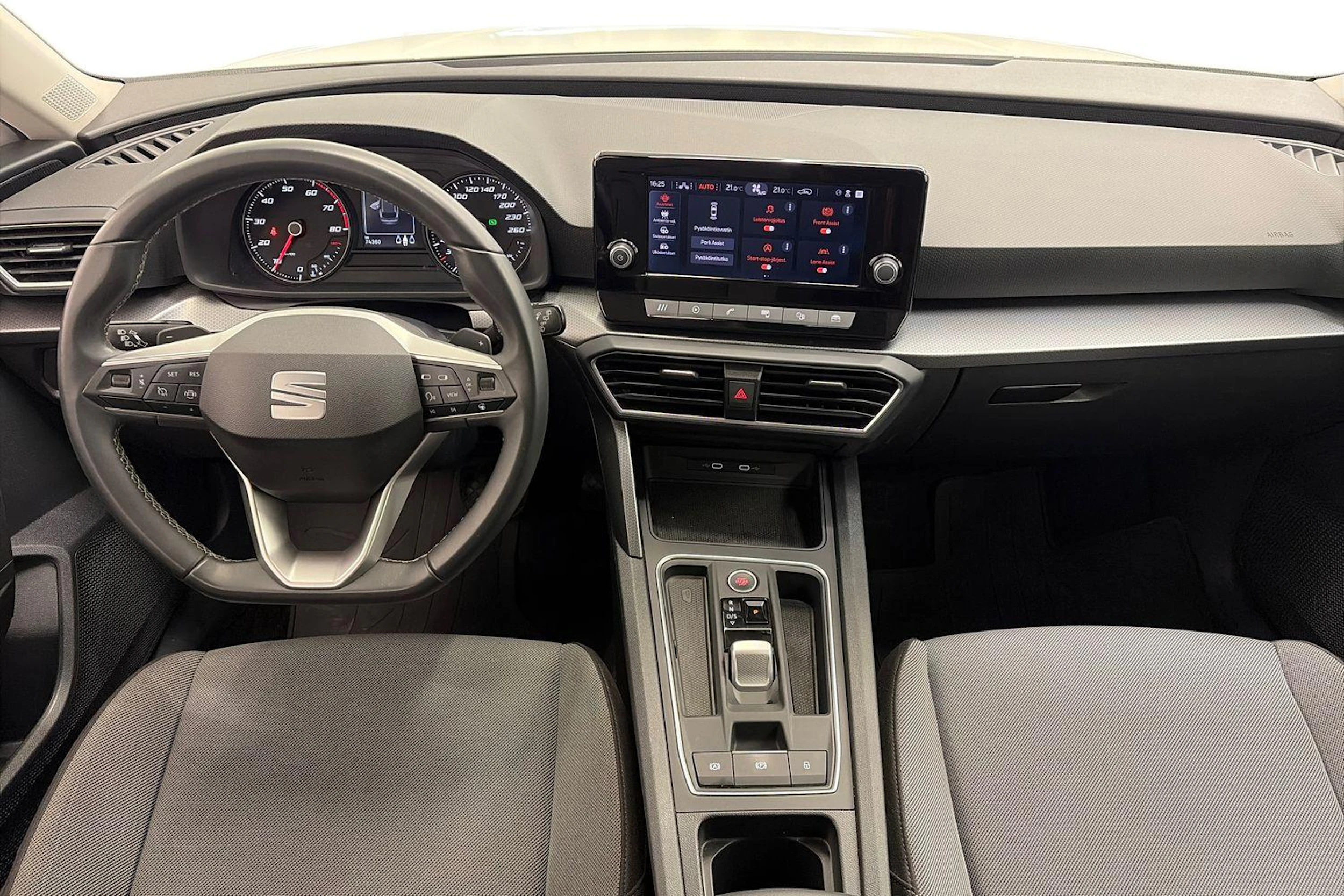 valkoinen SEAT Leon Sportstourer 2024 kuva 7.