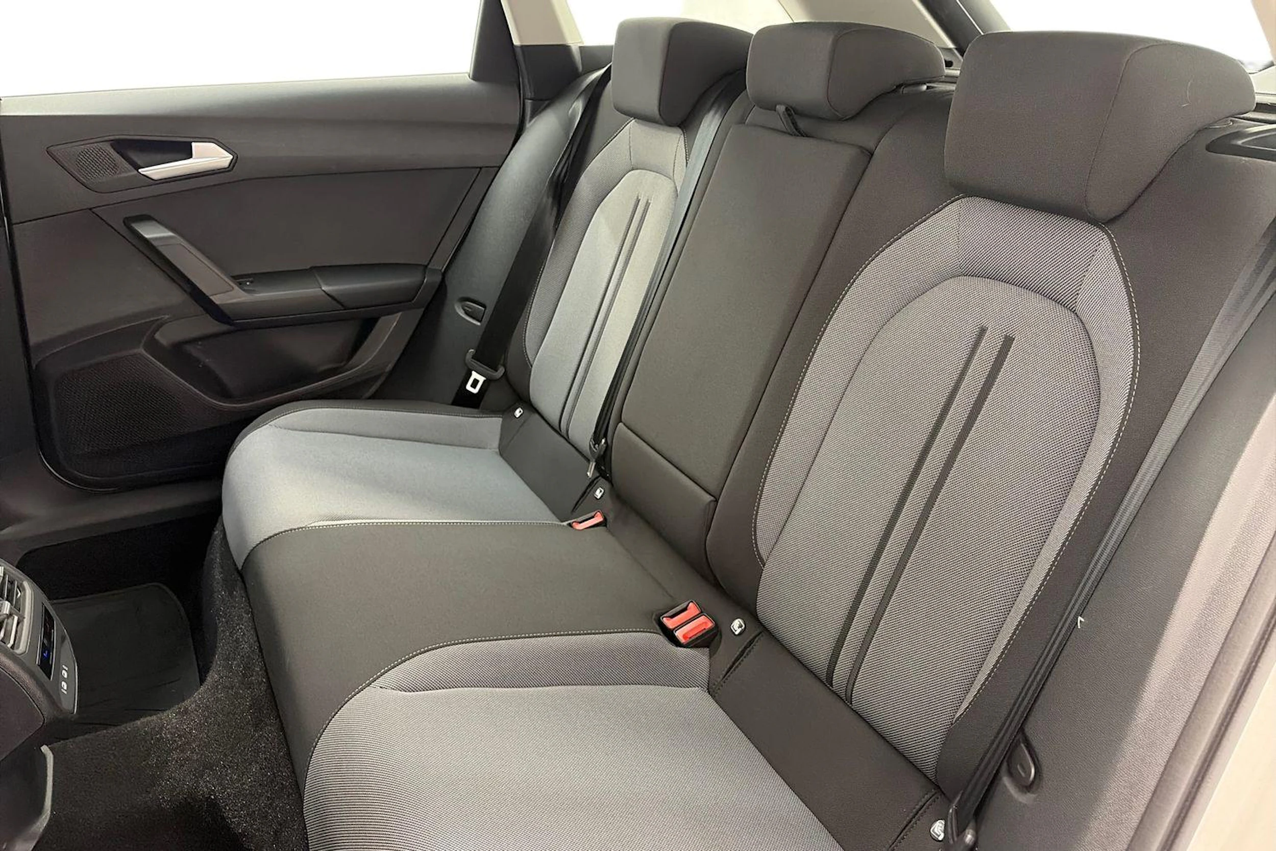 valkoinen SEAT Leon Sportstourer 2024 kuva 8.