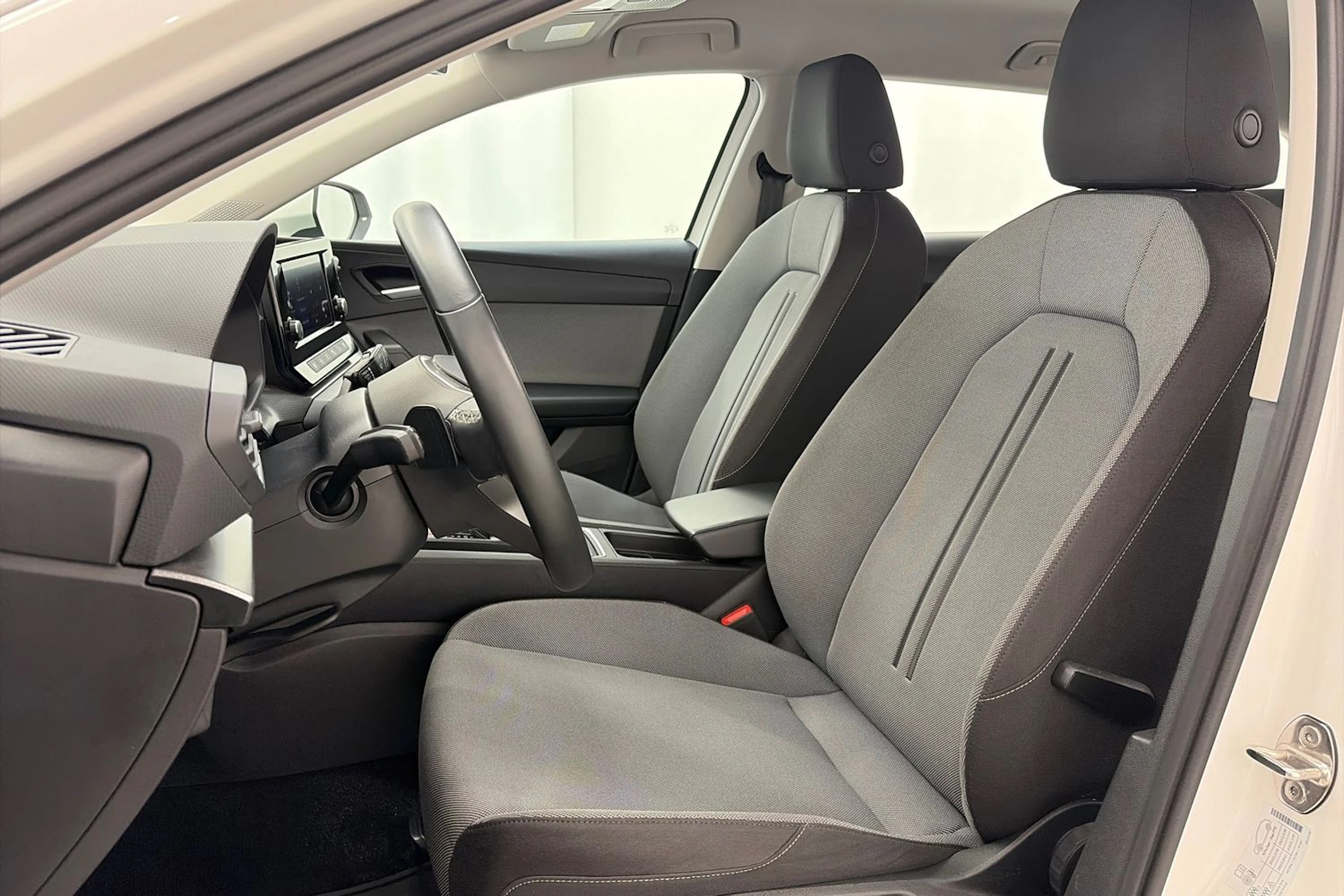 valkoinen SEAT Leon Sportstourer 2024 kuva 12.