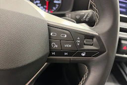 valkoinen SEAT Leon Sportstourer 2024 kuva 15.