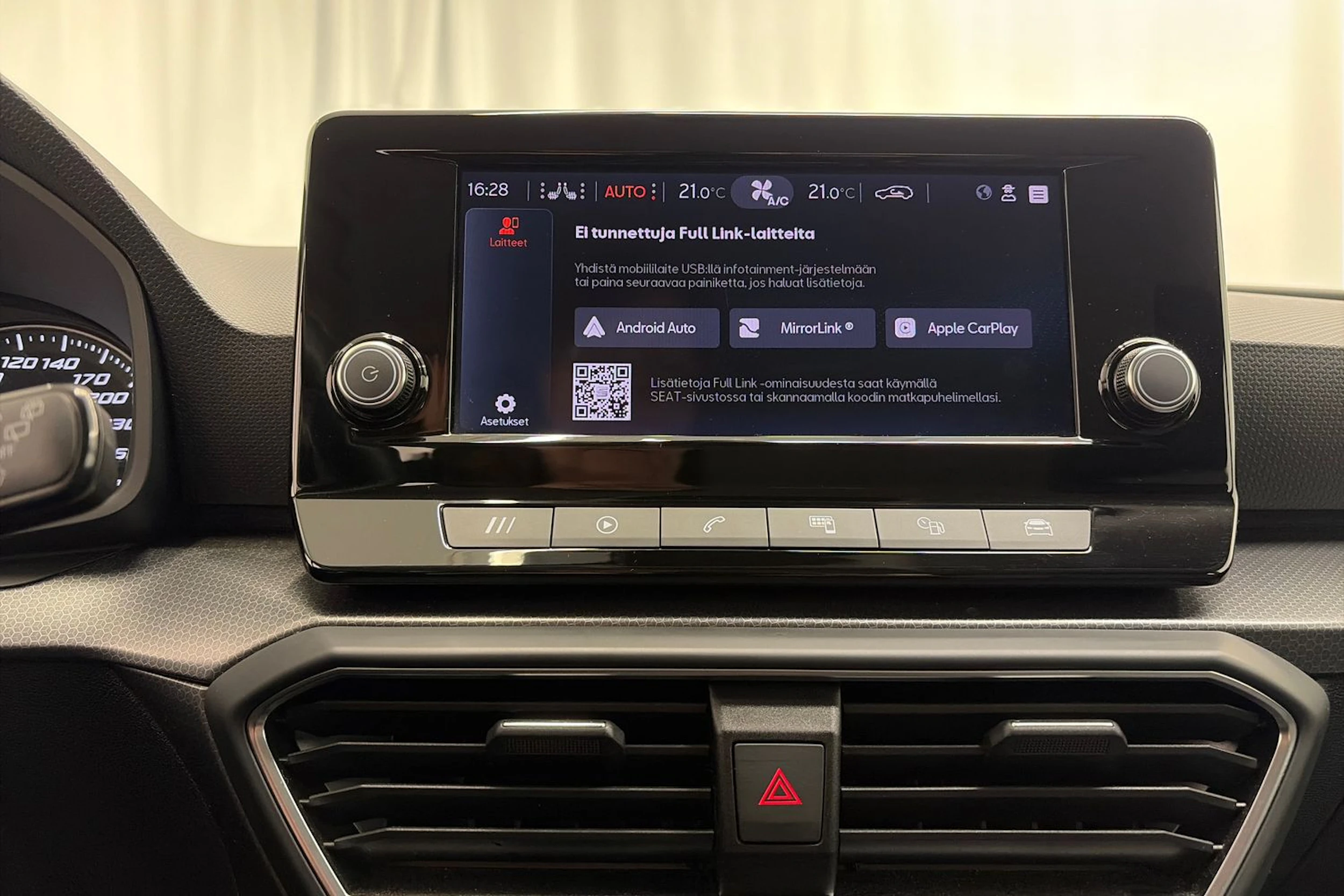 valkoinen SEAT Leon Sportstourer 2024 kuva 16.