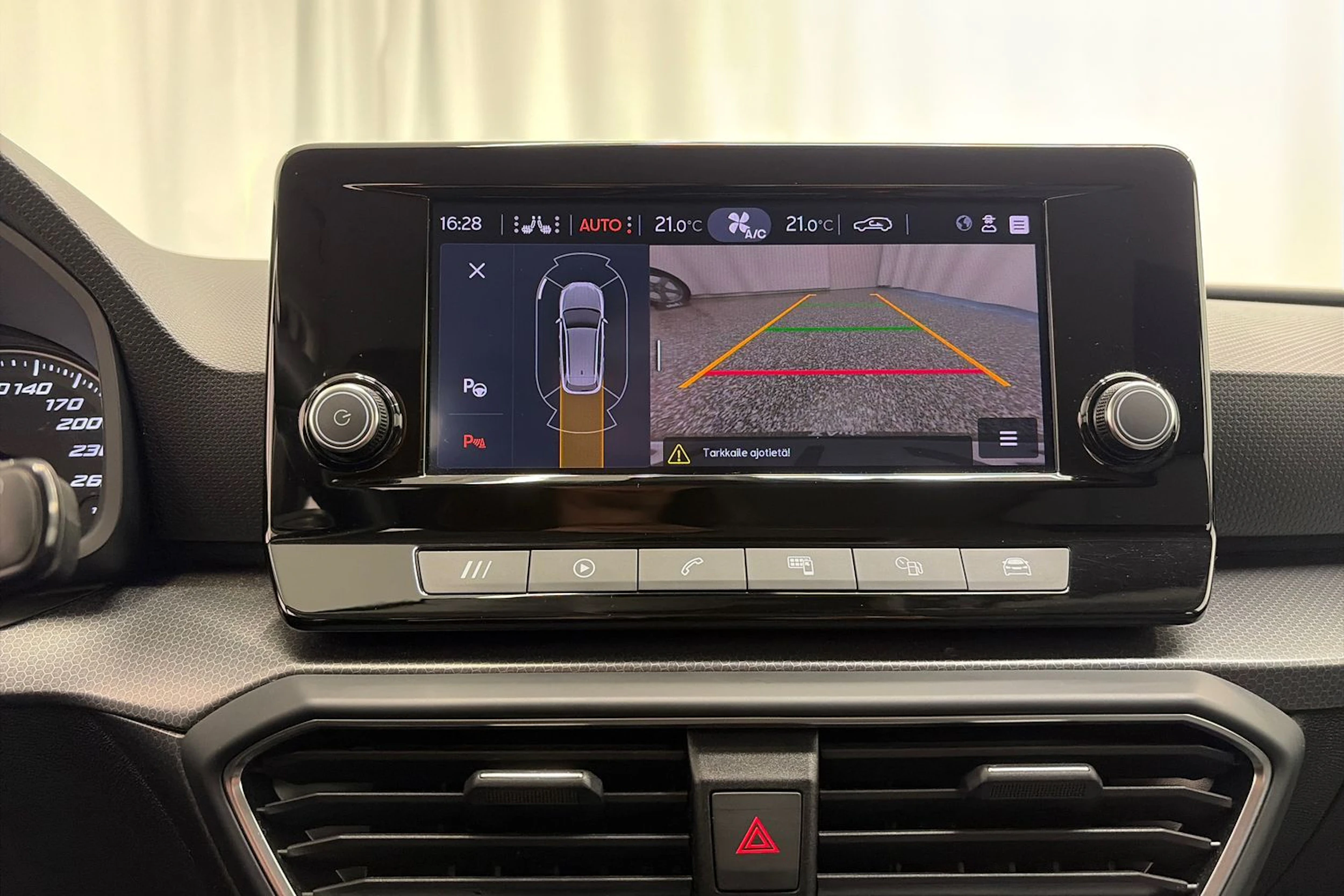 valkoinen SEAT Leon Sportstourer 2024 kuva 17.