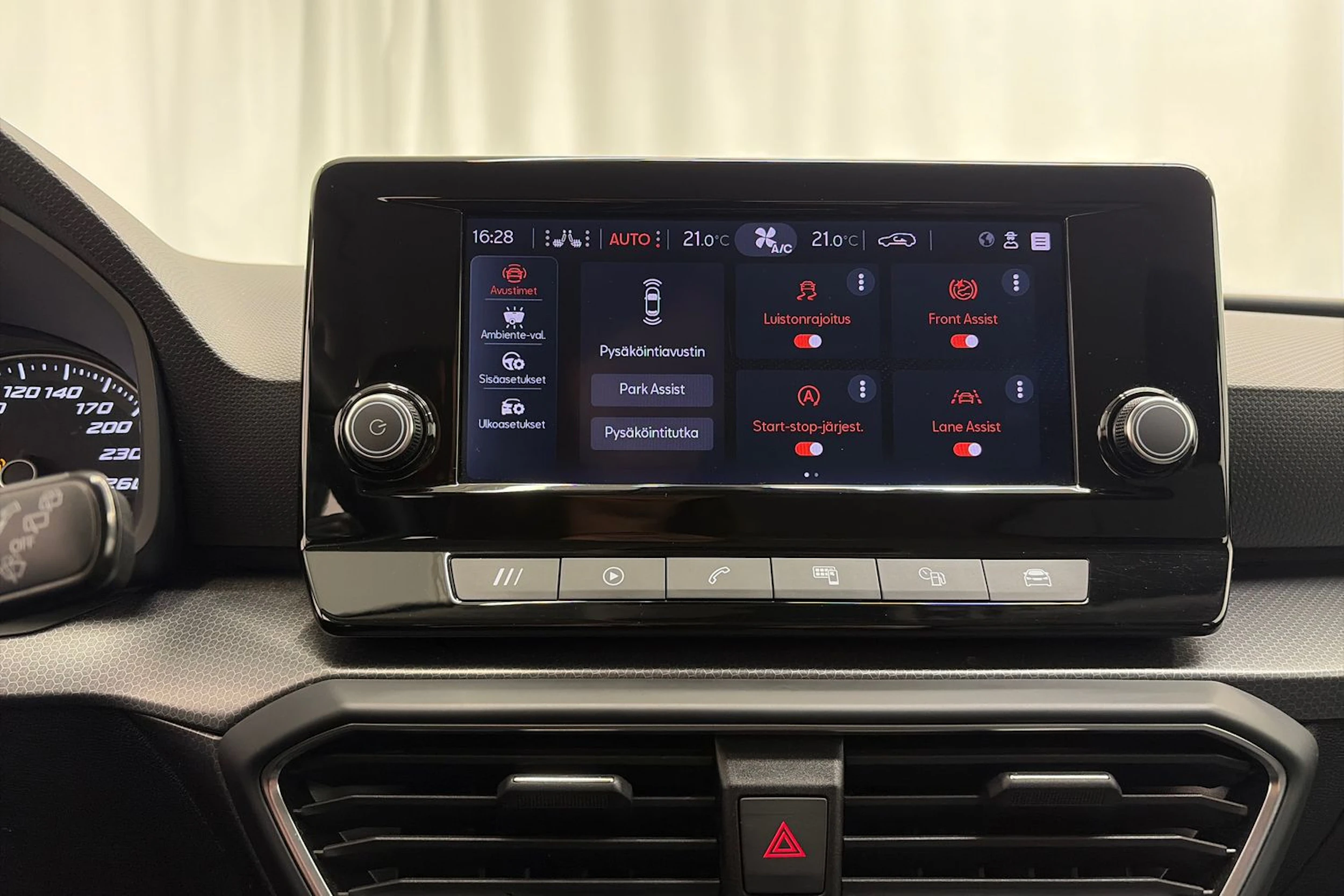 valkoinen SEAT Leon Sportstourer 2024 kuva 18.