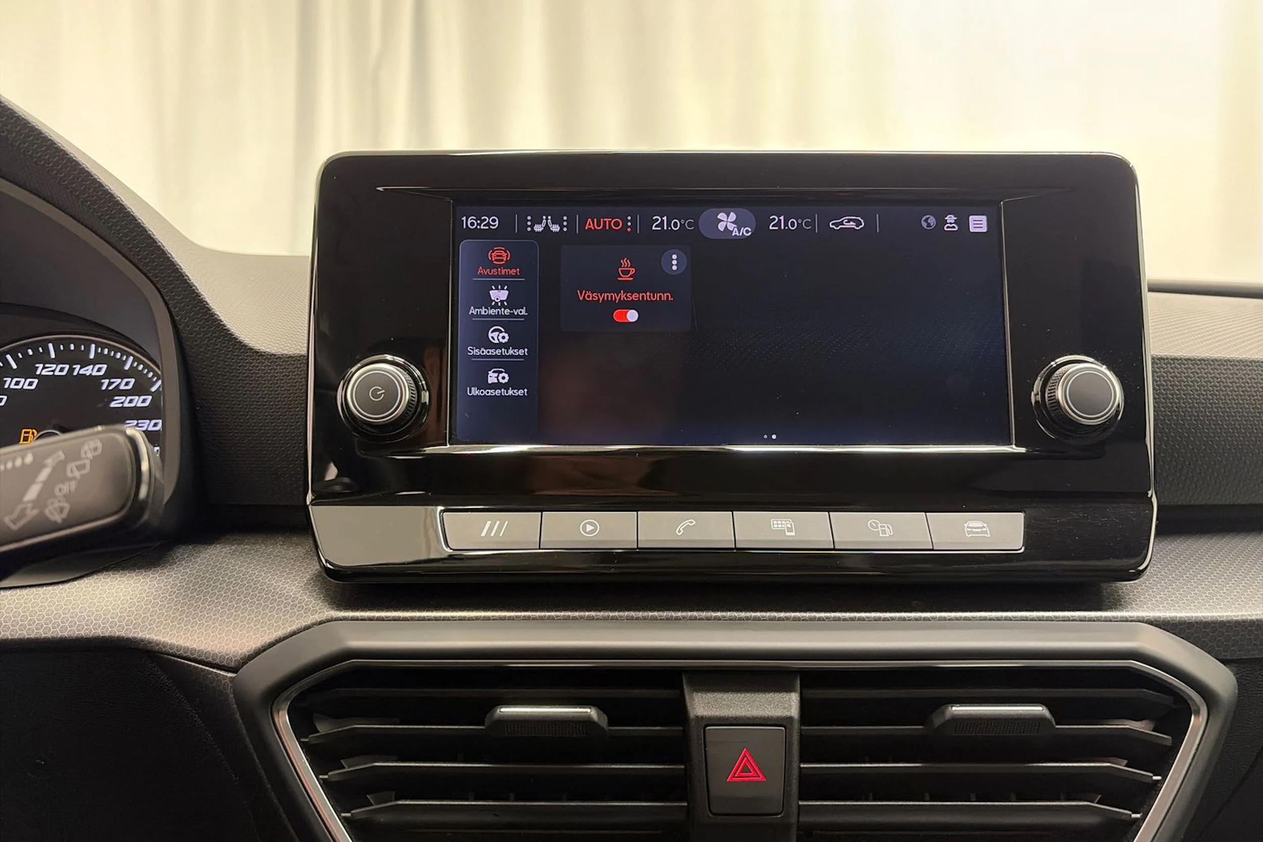 valkoinen SEAT Leon Sportstourer 2024 kuva 19.