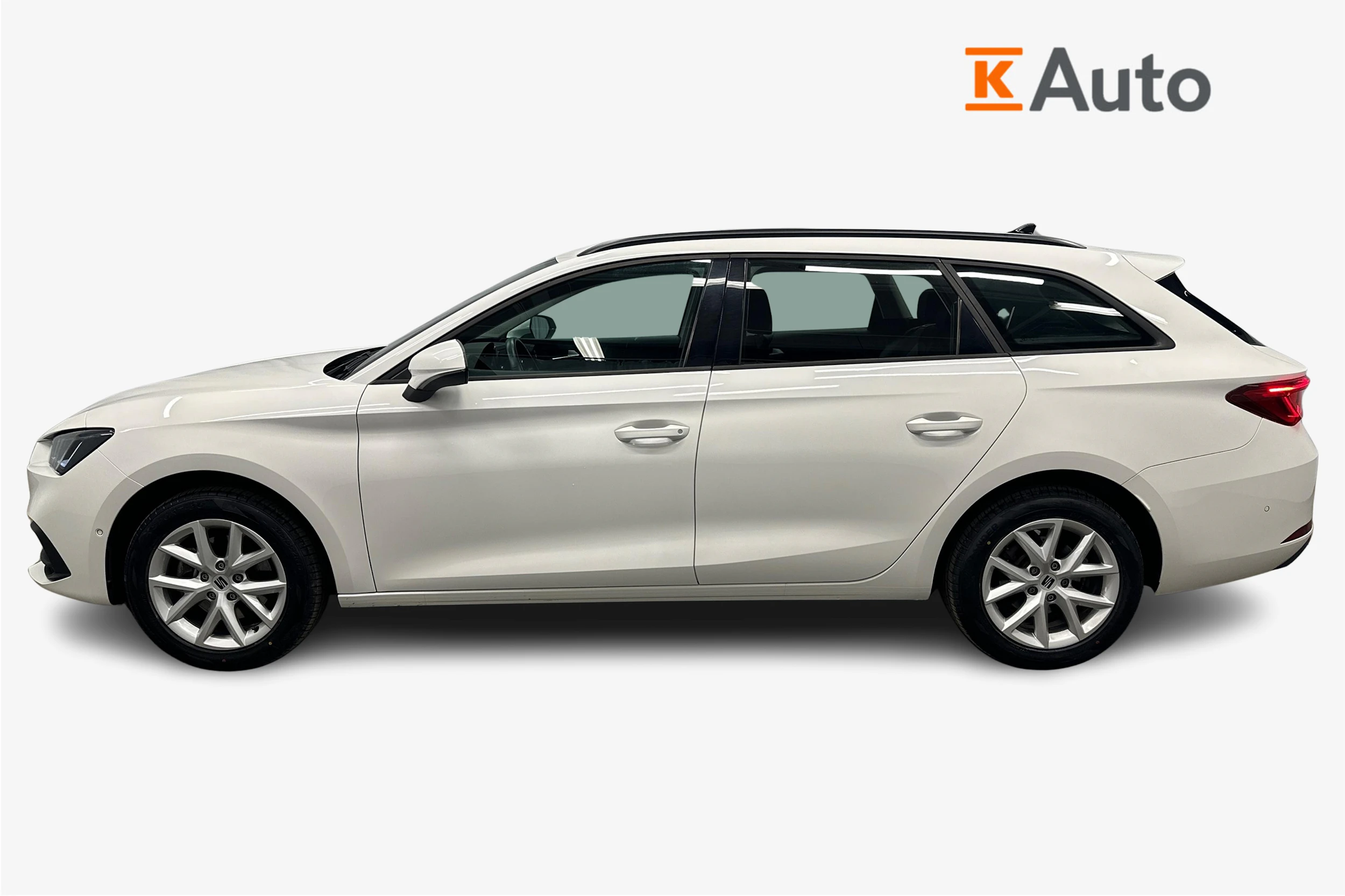 valkoinen SEAT Leon Sportstourer 2024 kuva 7.