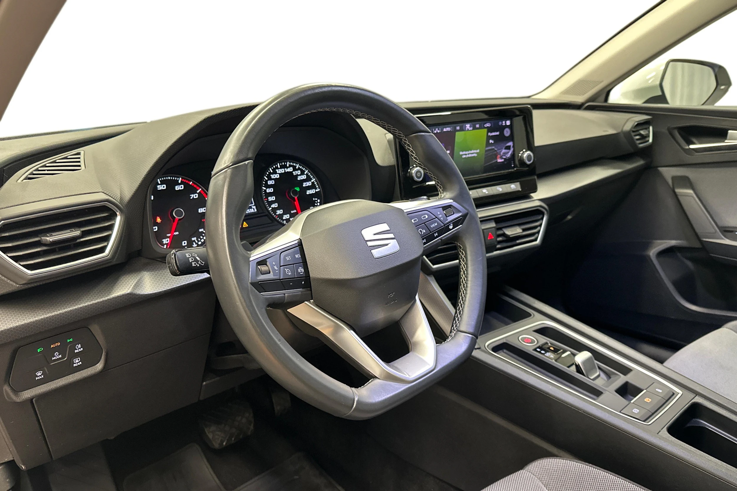 valkoinen SEAT Leon Sportstourer 2024 kuva 8.