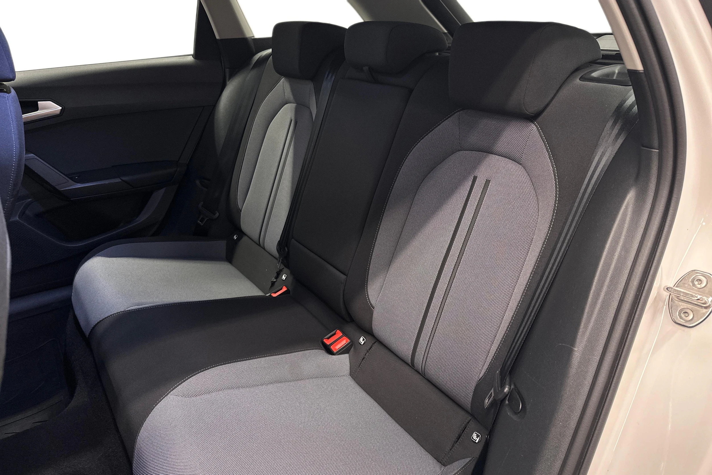 valkoinen SEAT Leon Sportstourer 2024 kuva 9.