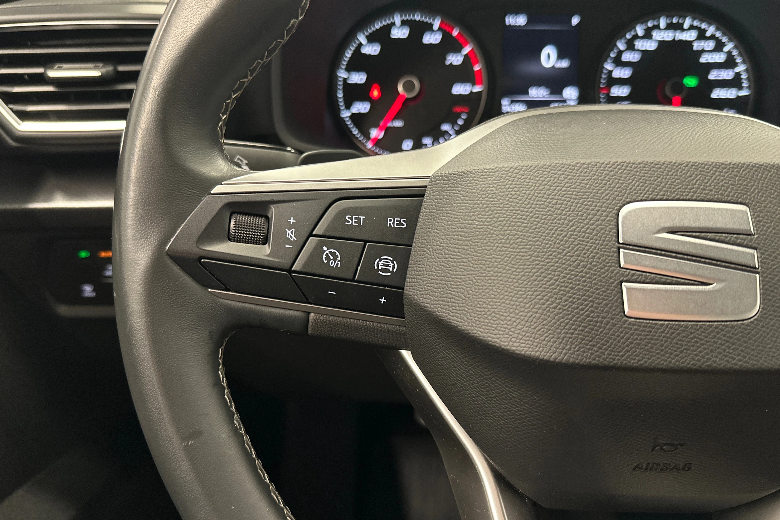 valkoinen SEAT Leon Sportstourer 2024 kuva 15.
