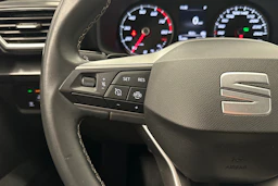 valkoinen SEAT Leon Sportstourer 2024 kuva 15.