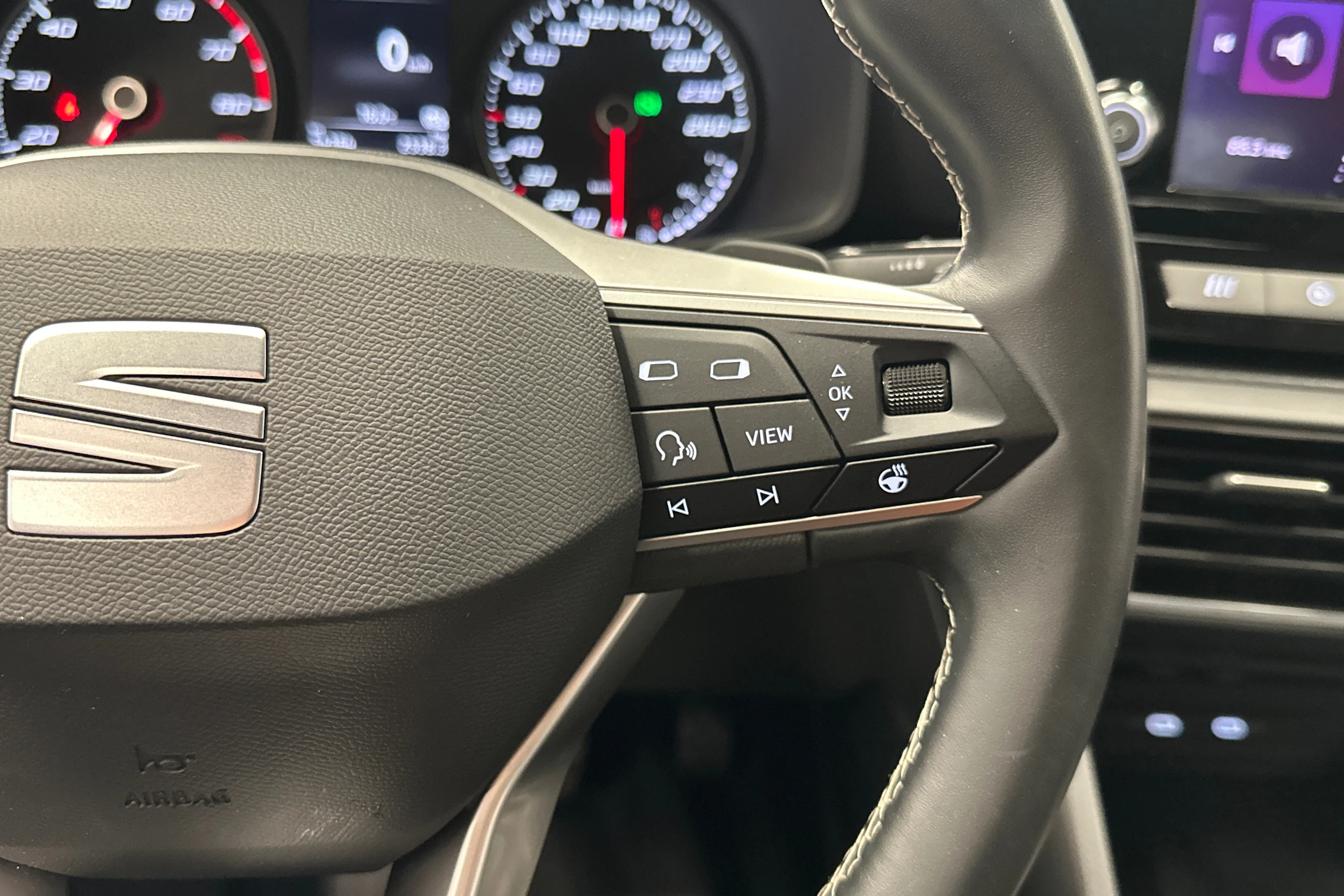 valkoinen SEAT Leon Sportstourer 2024 kuva 16.