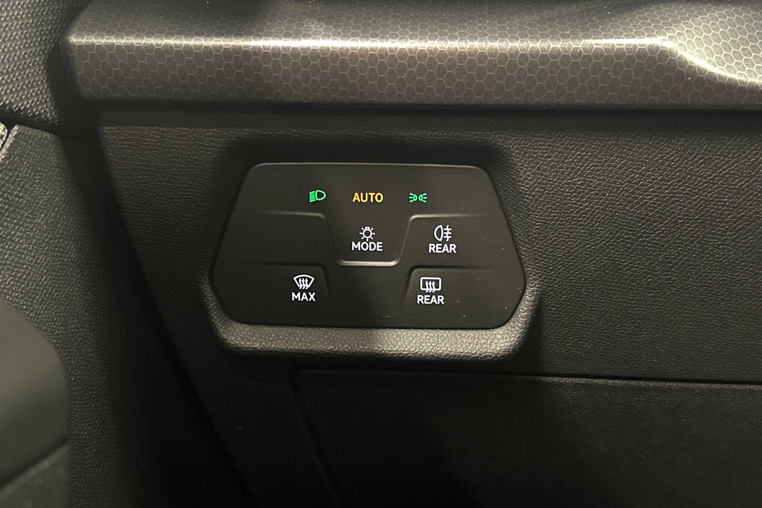valkoinen SEAT Leon Sportstourer 2024 kuva 18.
