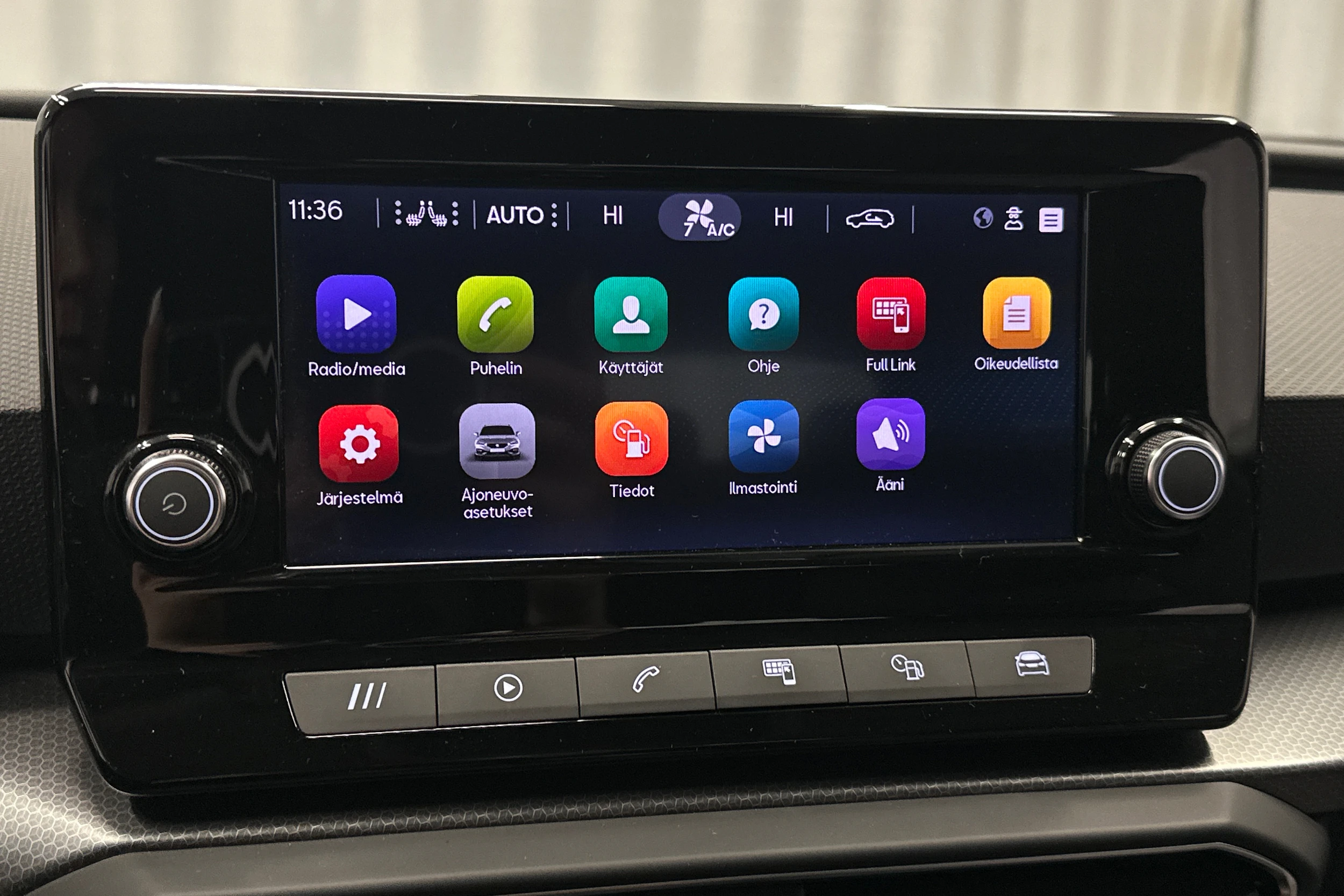 valkoinen SEAT Leon Sportstourer 2024 kuva 21.