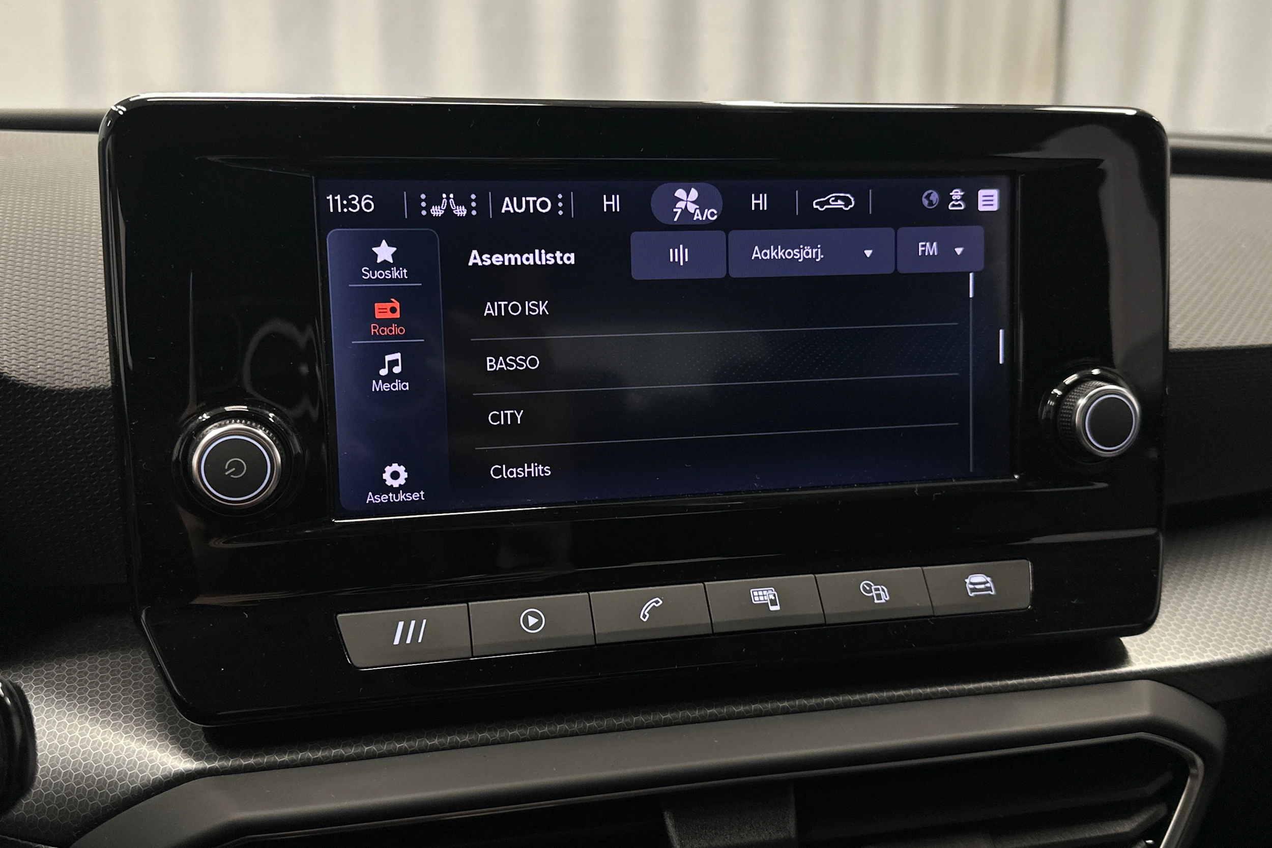valkoinen SEAT Leon Sportstourer 2024 kuva 22.