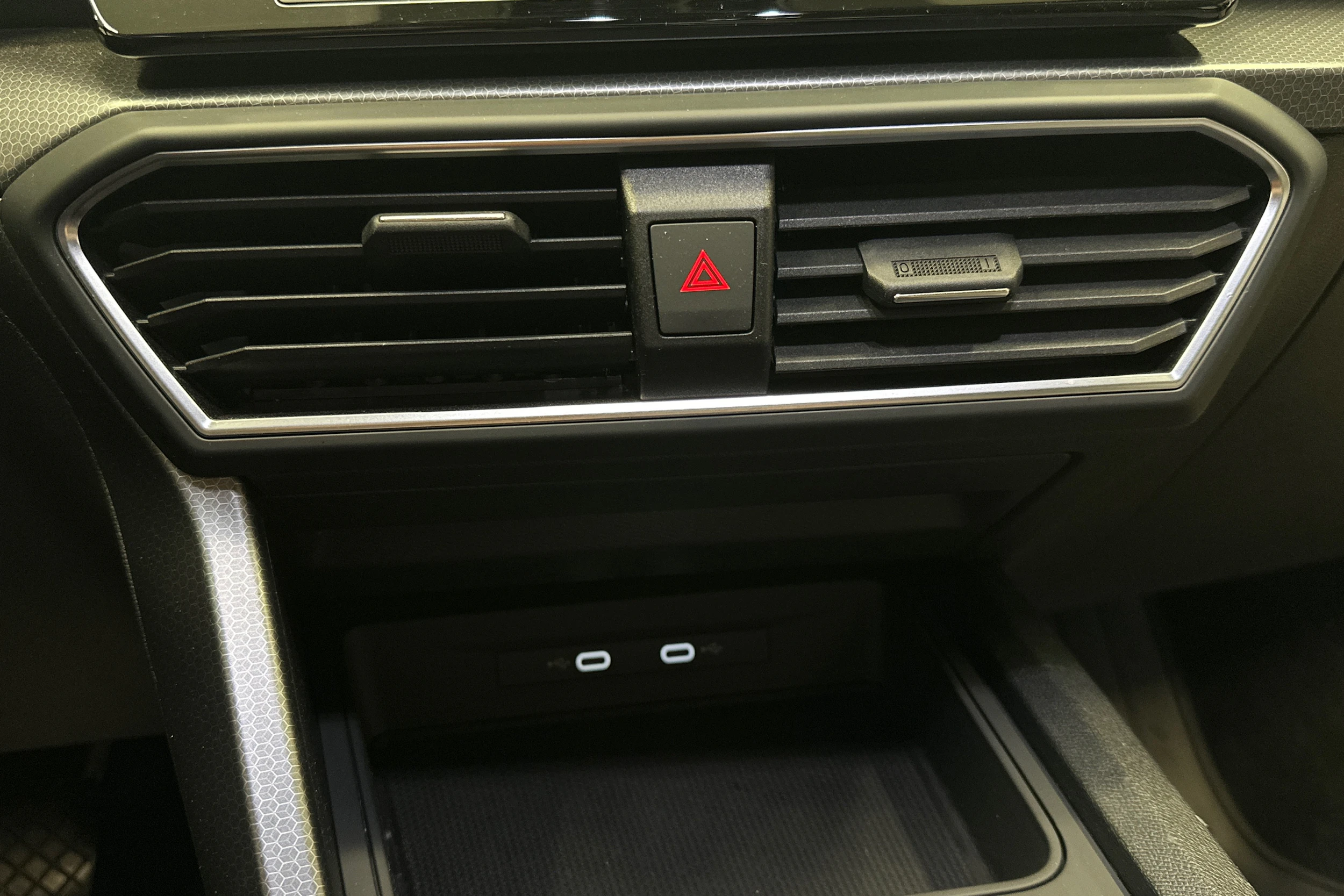 valkoinen SEAT Leon Sportstourer 2024 kuva 32.
