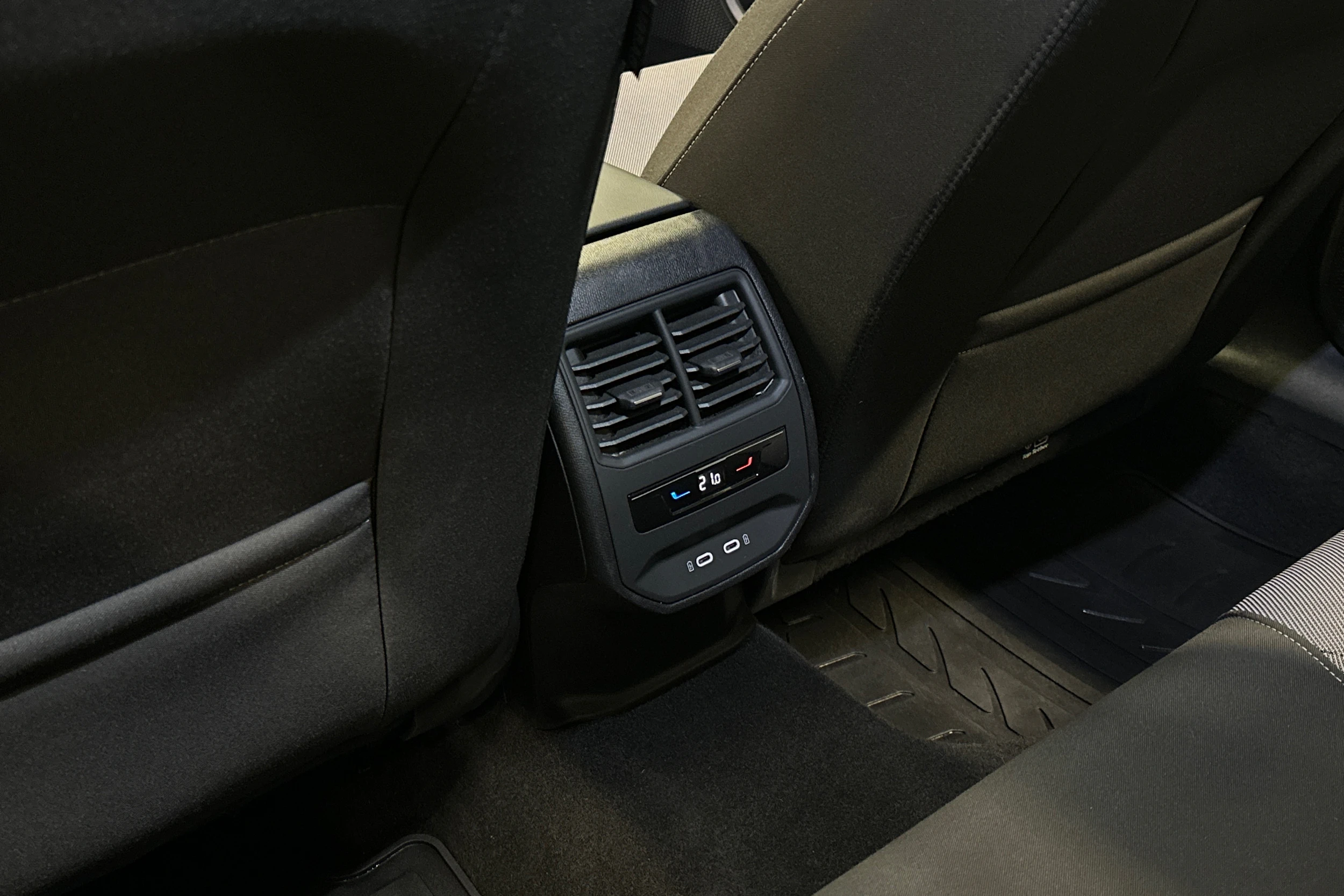 valkoinen SEAT Leon Sportstourer 2024 kuva 35.