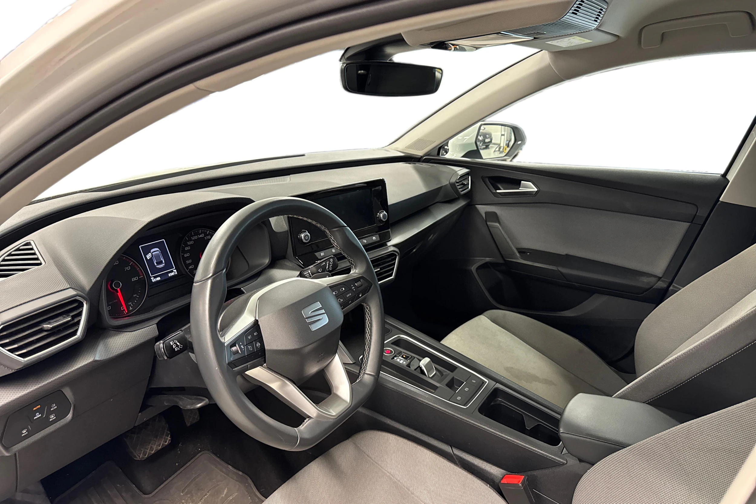valkoinen SEAT Leon Sportstourer 2024 kuva 3.