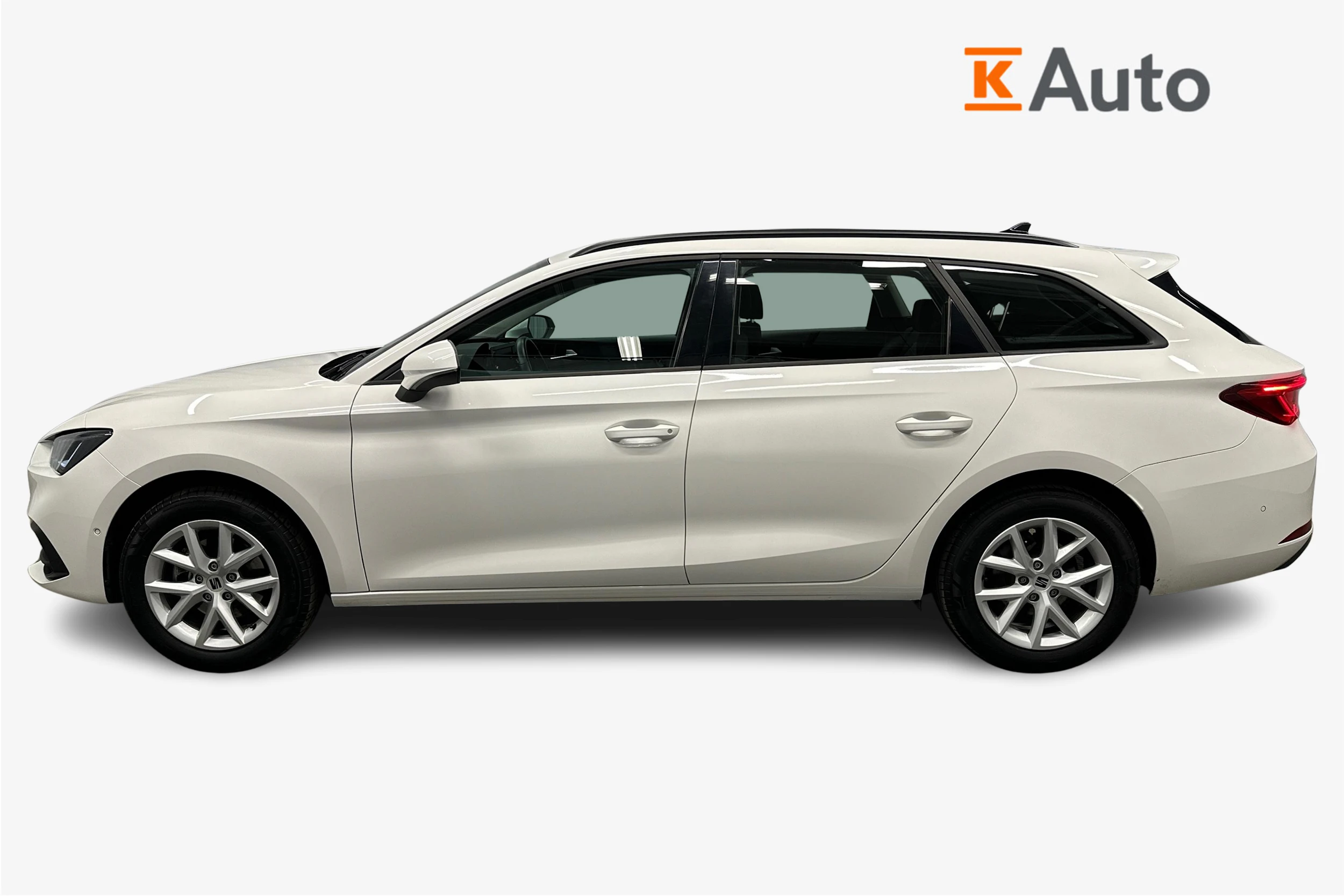 valkoinen SEAT Leon Sportstourer 2024 kuva 7.