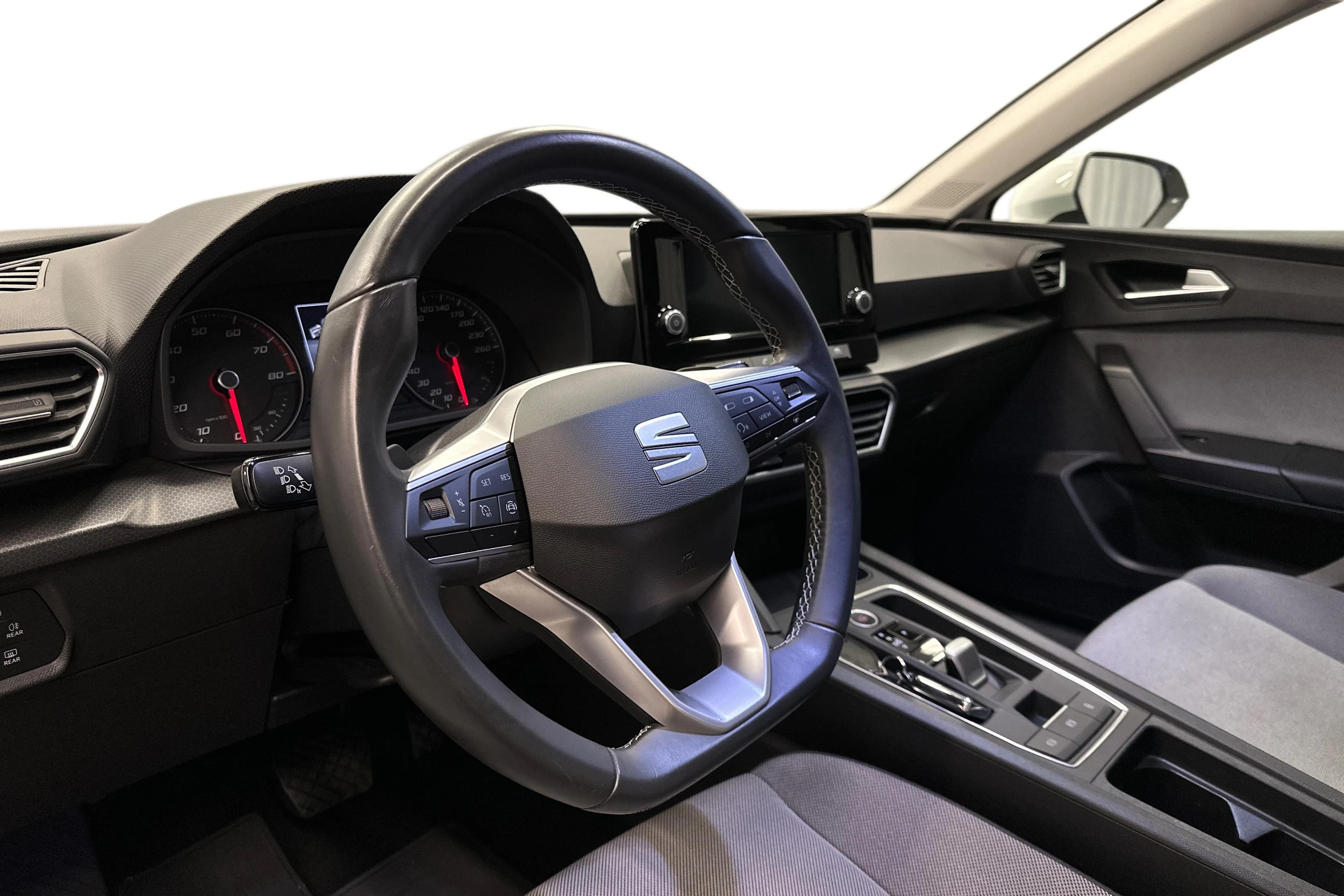 valkoinen SEAT Leon Sportstourer 2024 kuva 8.